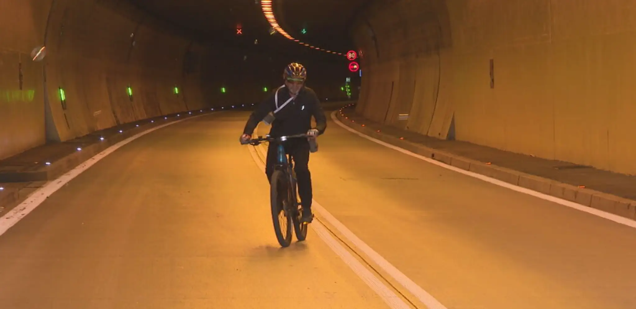 Na snímke je cyklista, ktorý prechádza Braniskom.