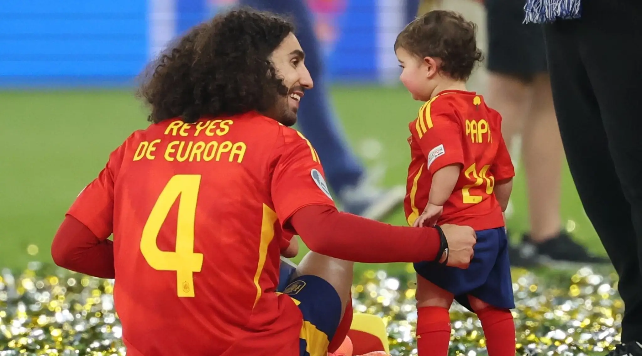 Čerstvý majster sveta Marc Cucurella a jeho synček Mateo.