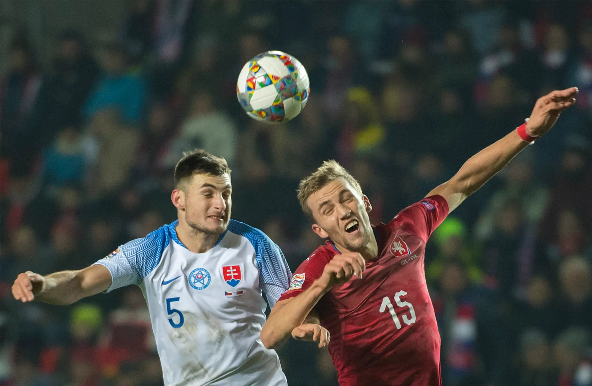 Vľavo slovenský záložník Matúš Bero a vpravo český záložník Tomáš Souček.