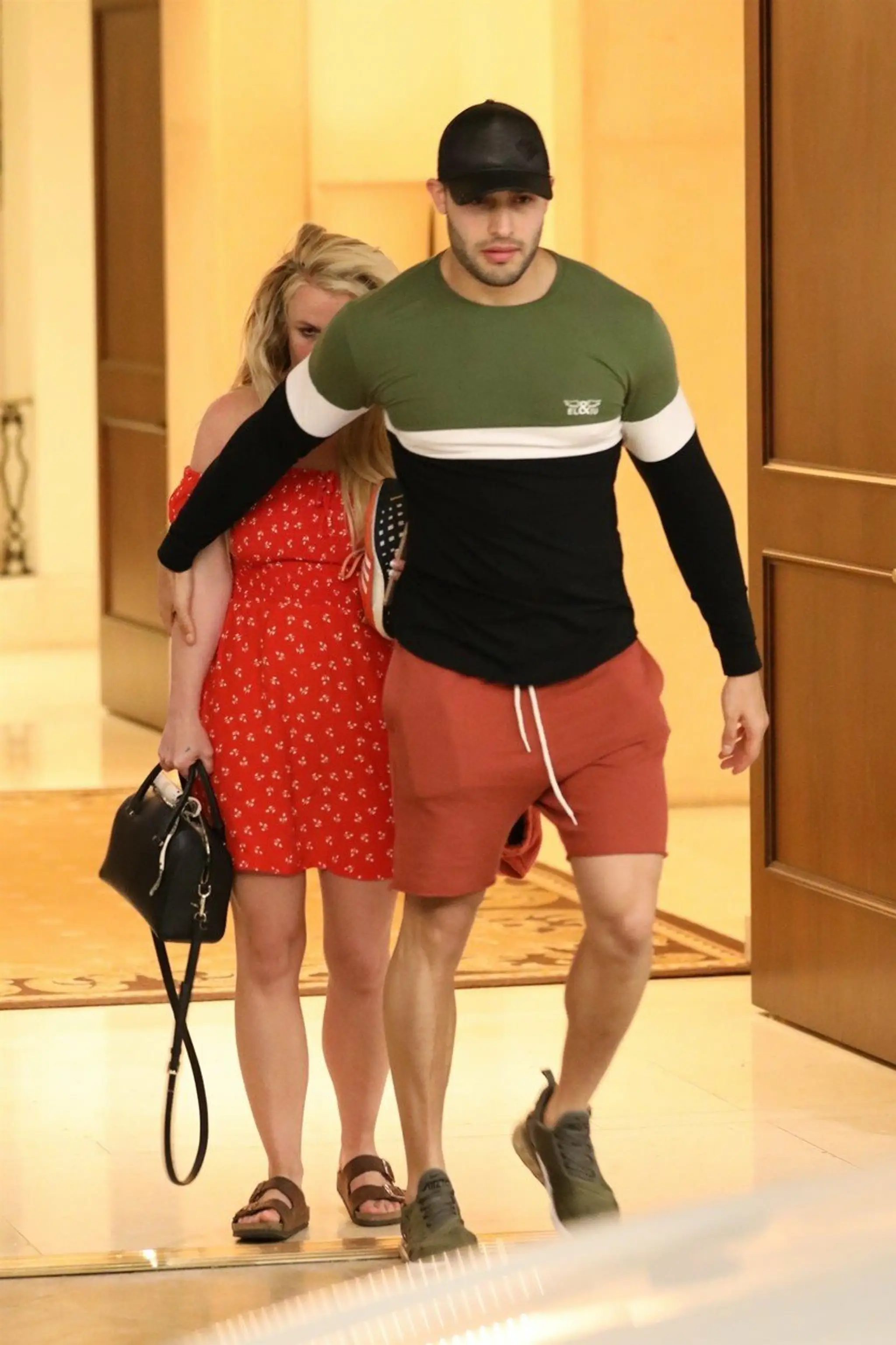Britney Spears opúšťa hotel v Beverly Hills v sprievode jej priateľa Sama Asghariho