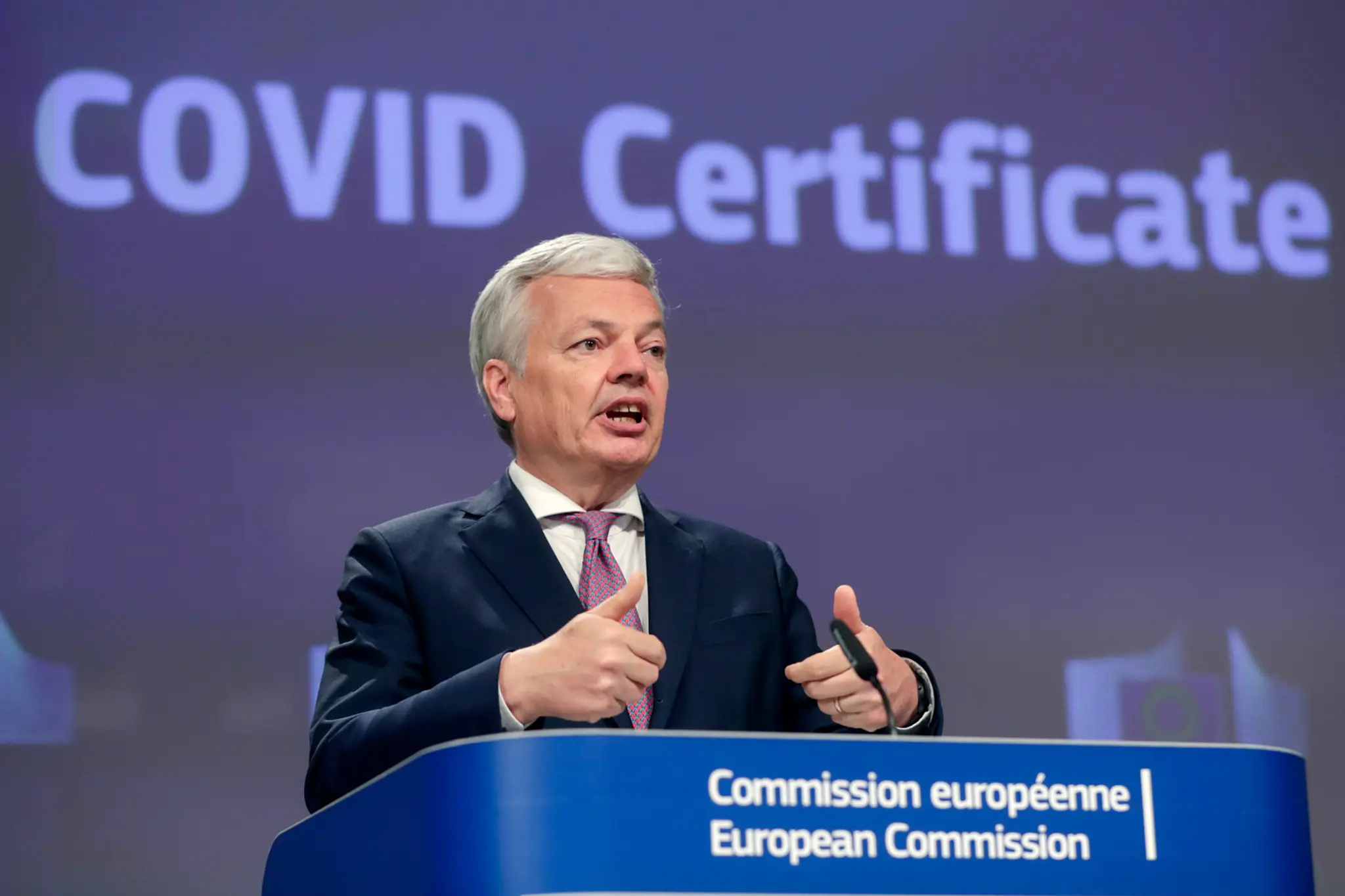 Eurokomisár pre spravodlivosť Didier Reynders počas tlačovej konferencie o certifikátoch o očkovaní proti ochoreniu COVID-19.