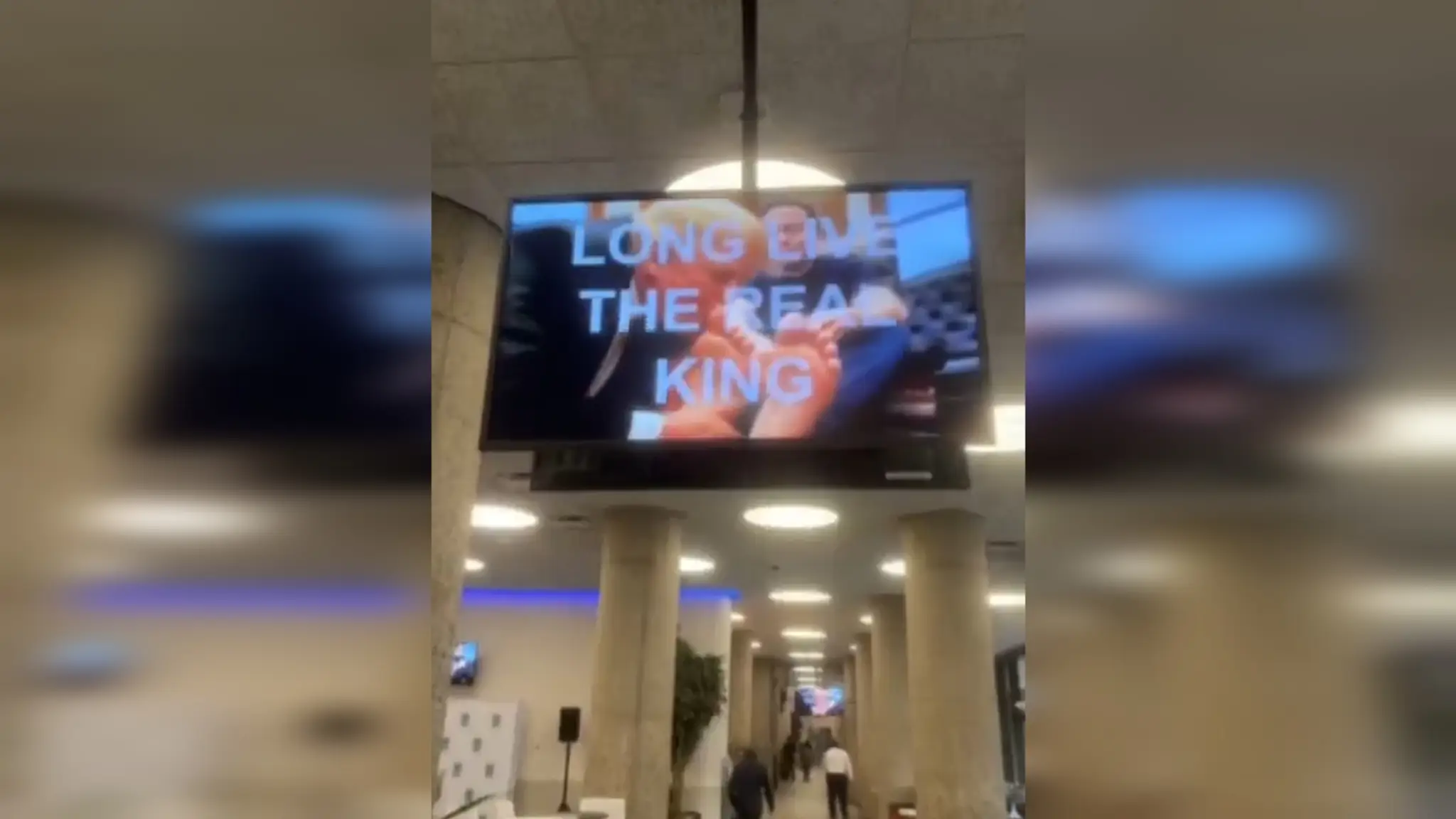 Na americkom ministerstve premietali falošné video, v ktorom Trump bozkáva Muskove nohy