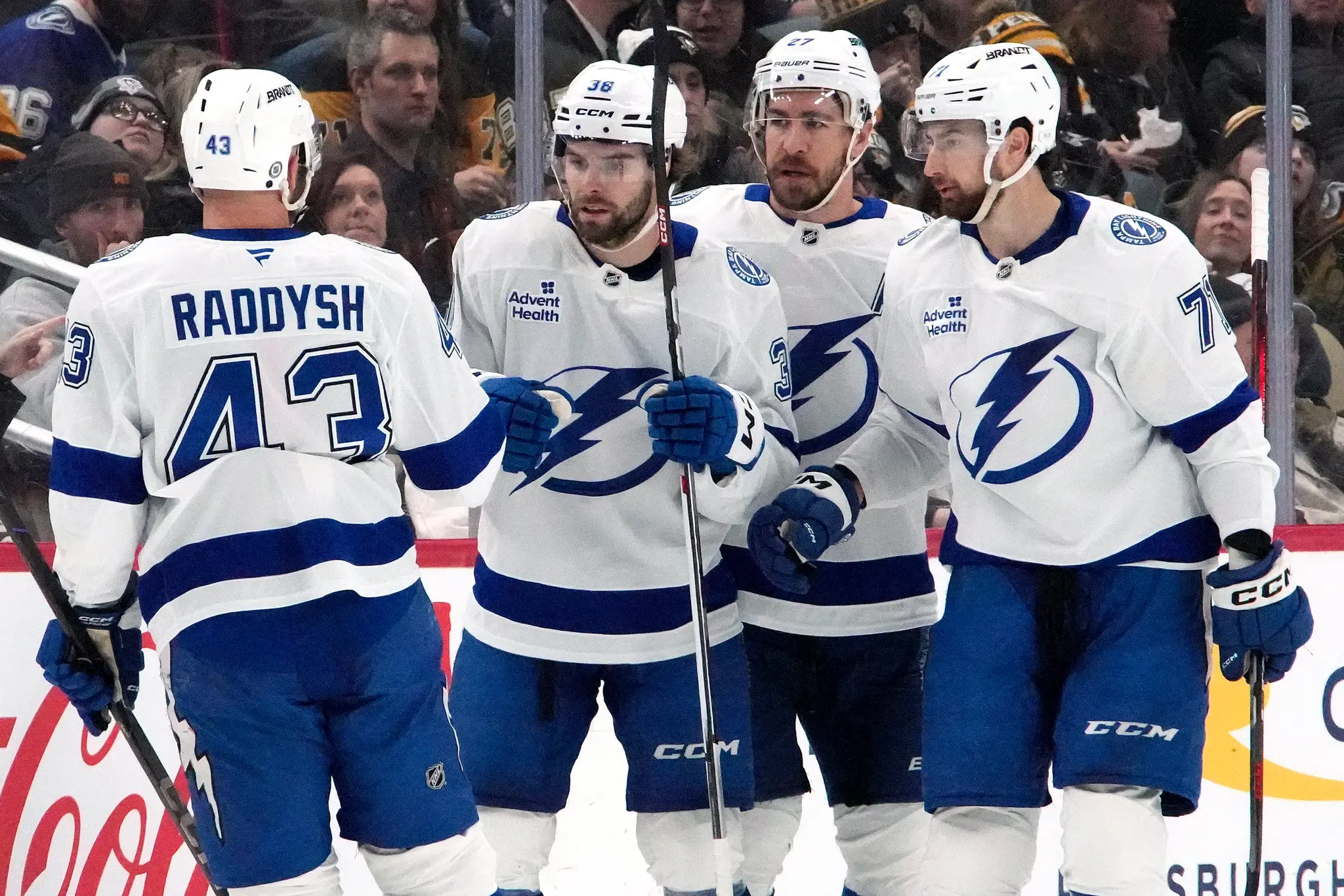 Hráč Tampa Bay Lightning Brandon Hagel (38) oslavuje so spoluhráčmi.