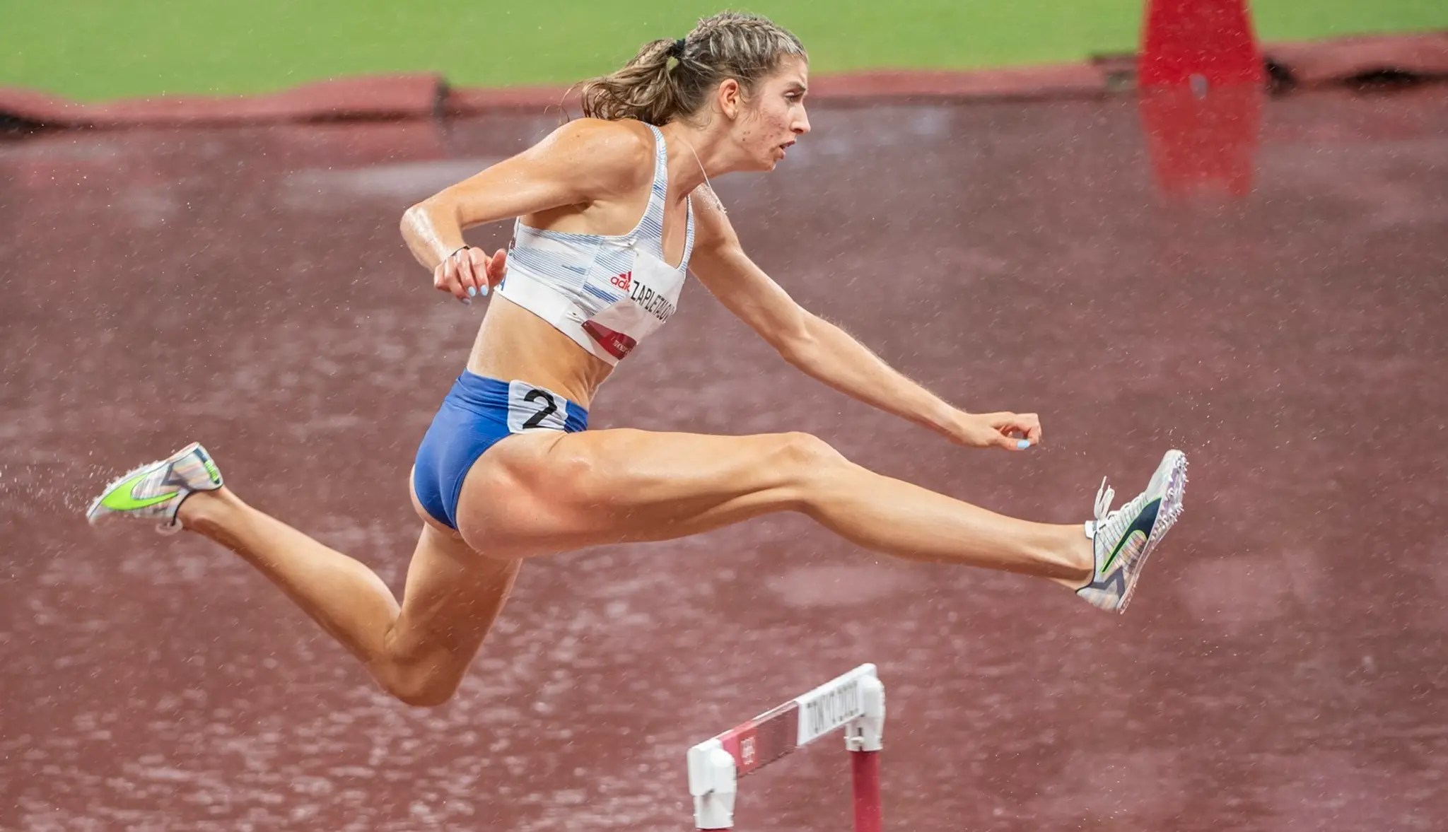 Na snímke slovenská atlétka Emma Zapletalová počas semifinále behu na 400 m prekážok na LOH v Tokiu.