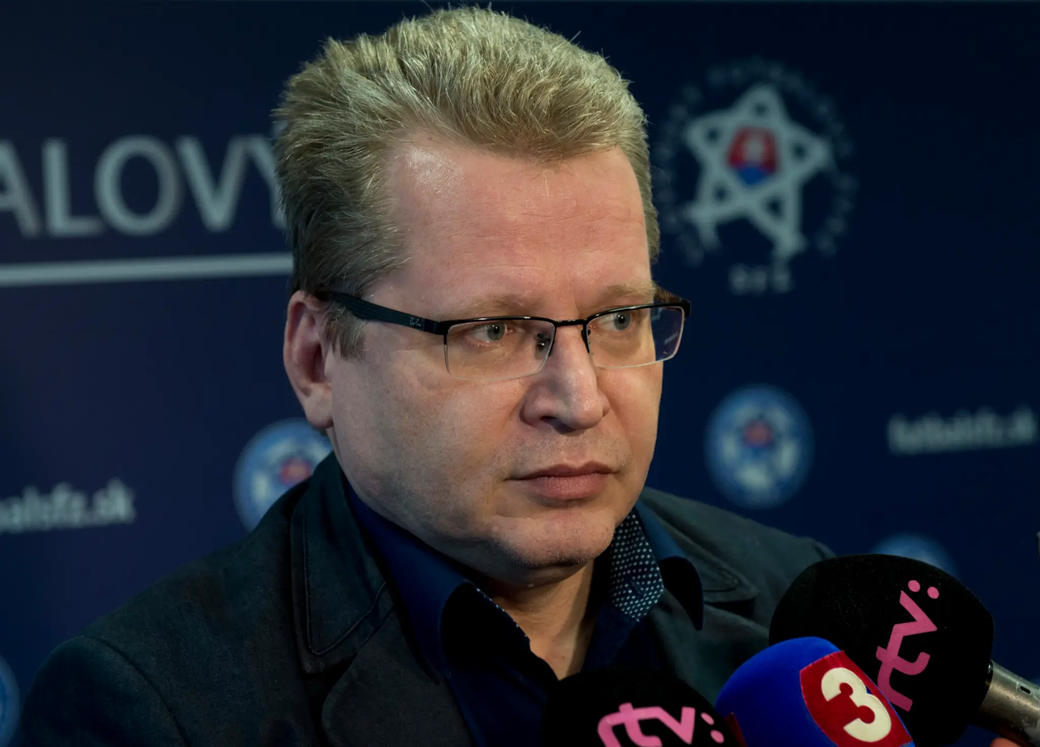 Hovorca Slovenského futbalového zväzu Juraj Čurný počas tlačovej konferencie ohľadom futbalového klubu Spartak Myjava.