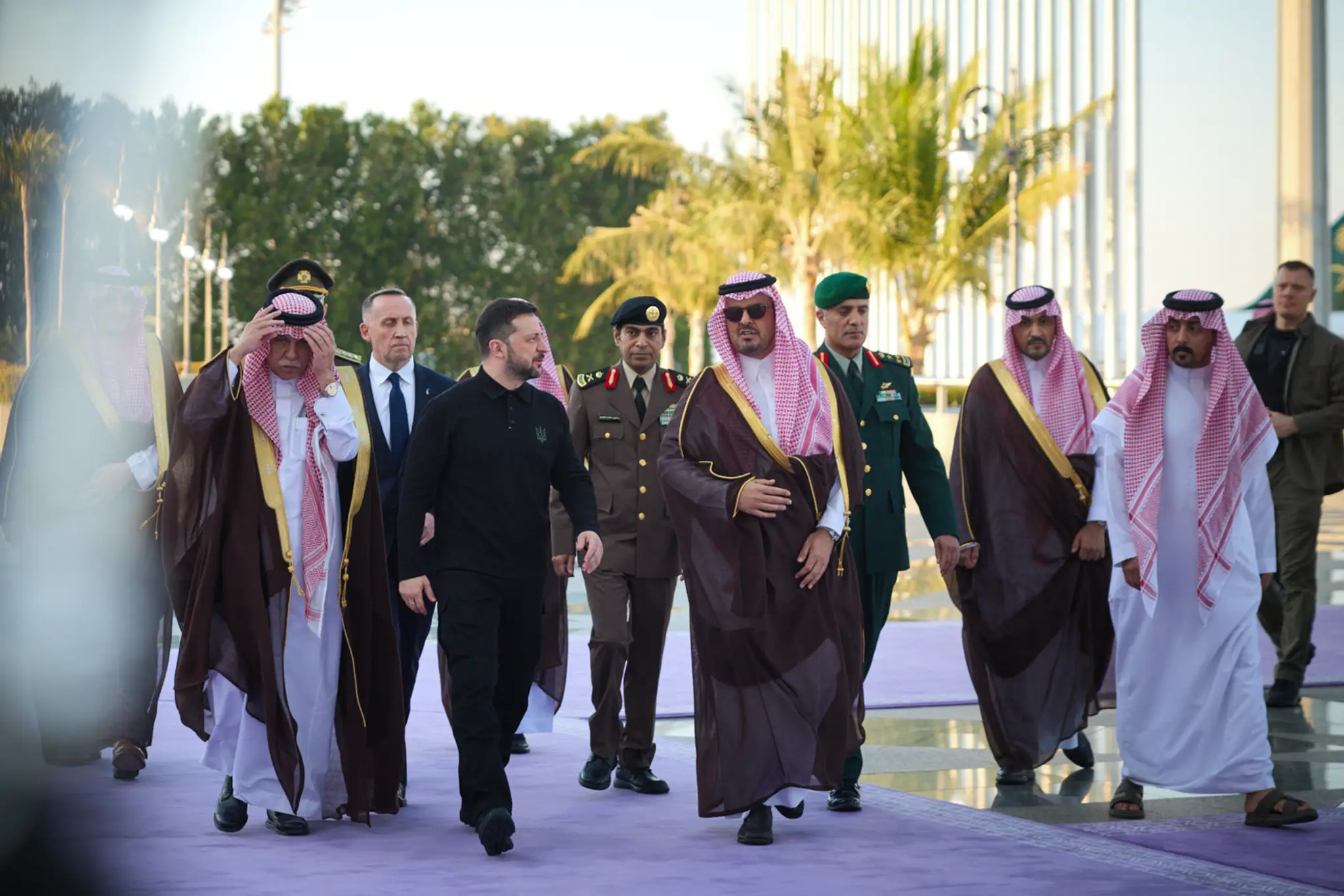 Na snímke ukrajinský prezident Volodymyr Zelenskyj (uprostred vľavo) a viceguvernér saudskoarabskej provincie Mekka princ Saúd bin Mišál bin Abdalazíz.