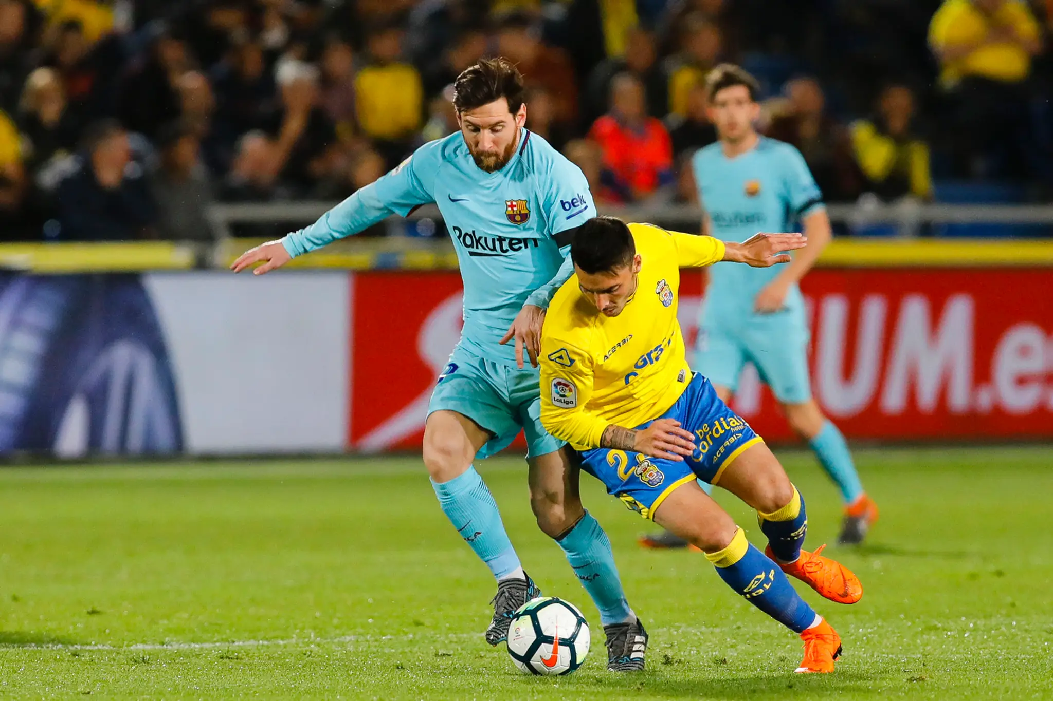 Ximo Navarro (vpravo) z Las Palmas atakuje Lionela Messiho z Barcelony.