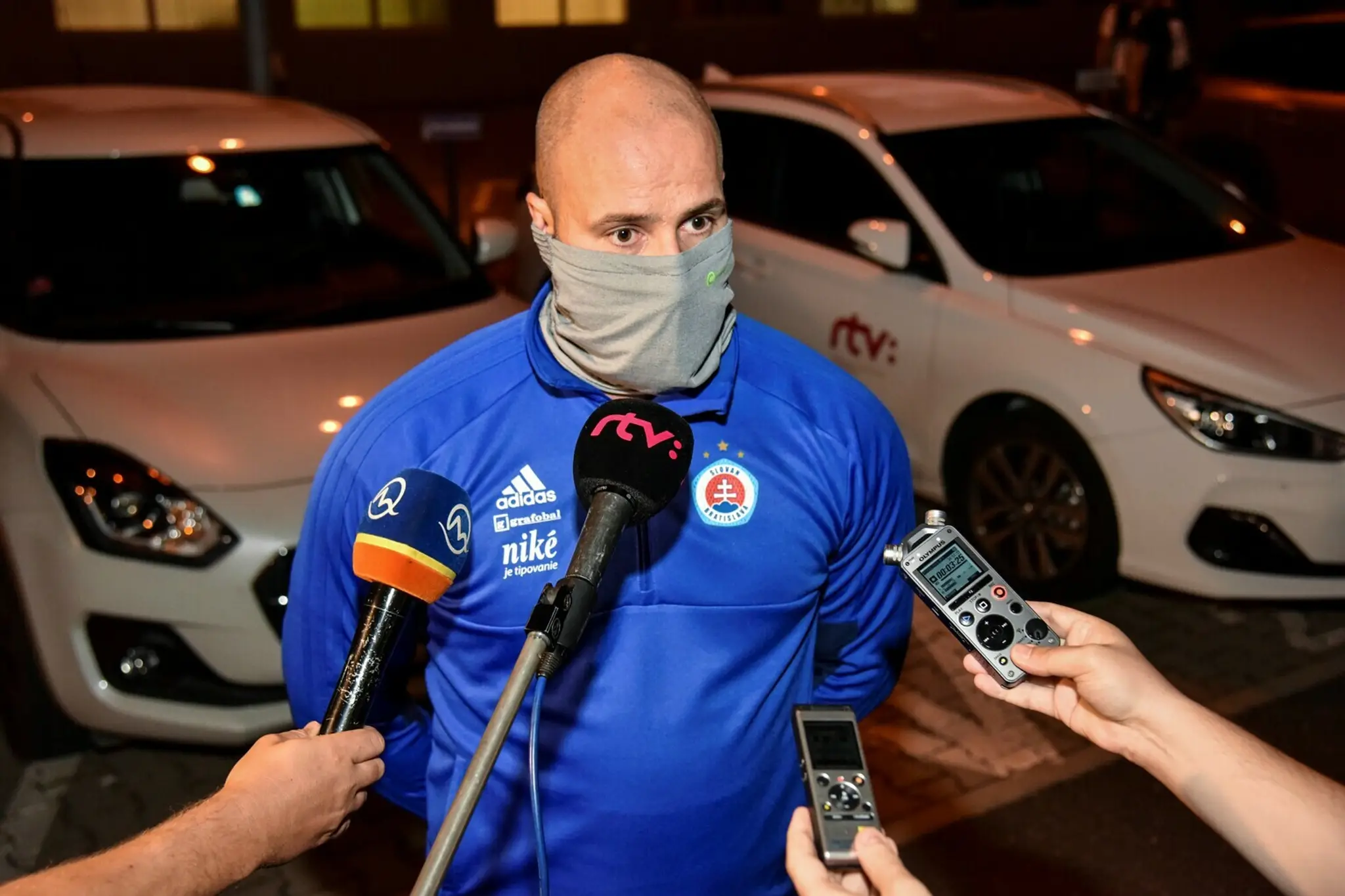 Polícia kontroluje okolie.