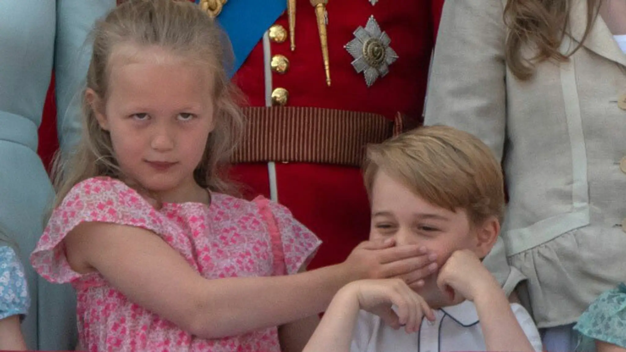 Ten moment, keď princa Georga utíši jeho sesternica. Jej pohľad valcuje internet