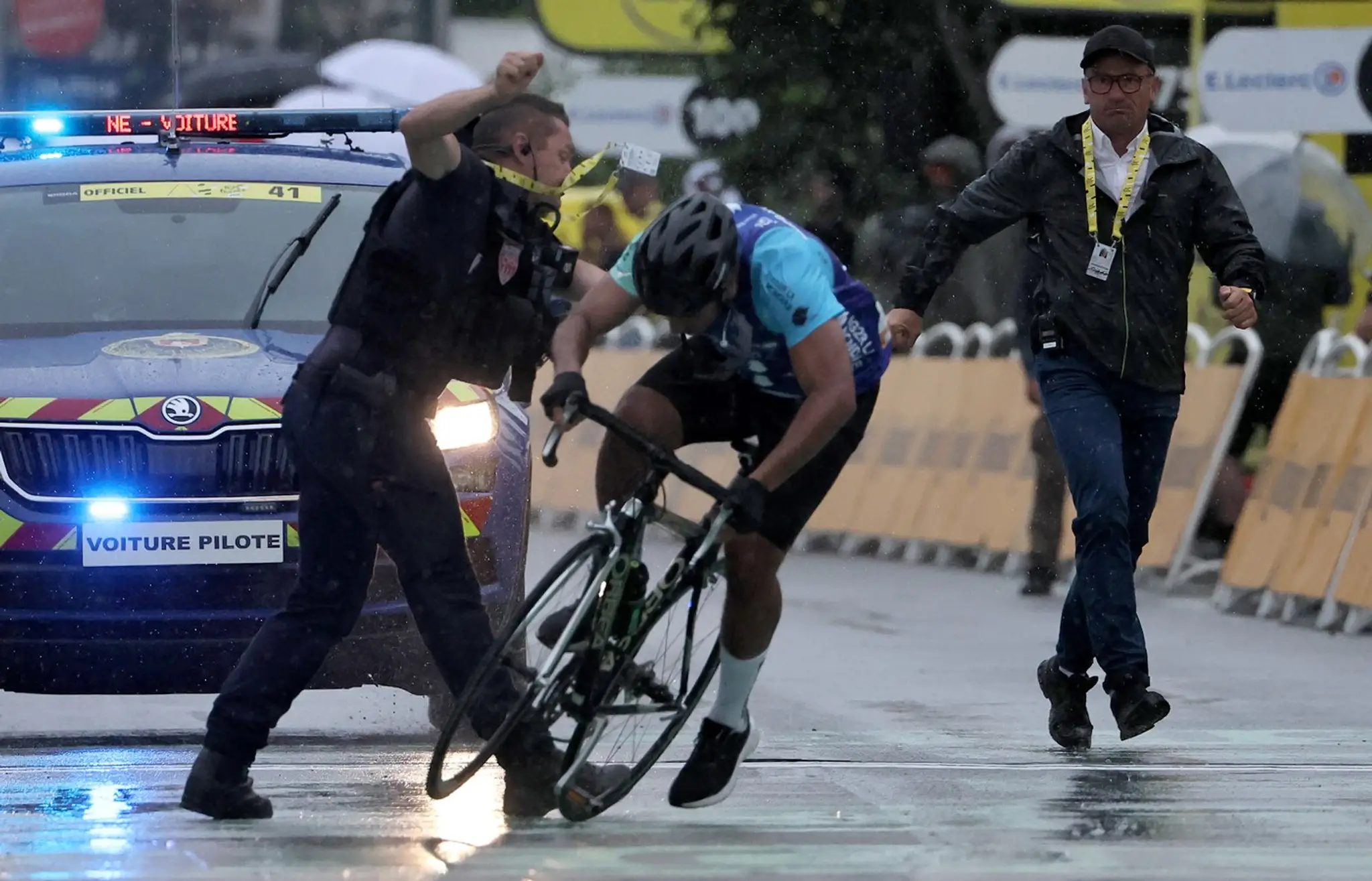 Koniec 17. etapy Tour de France poznačil incident.