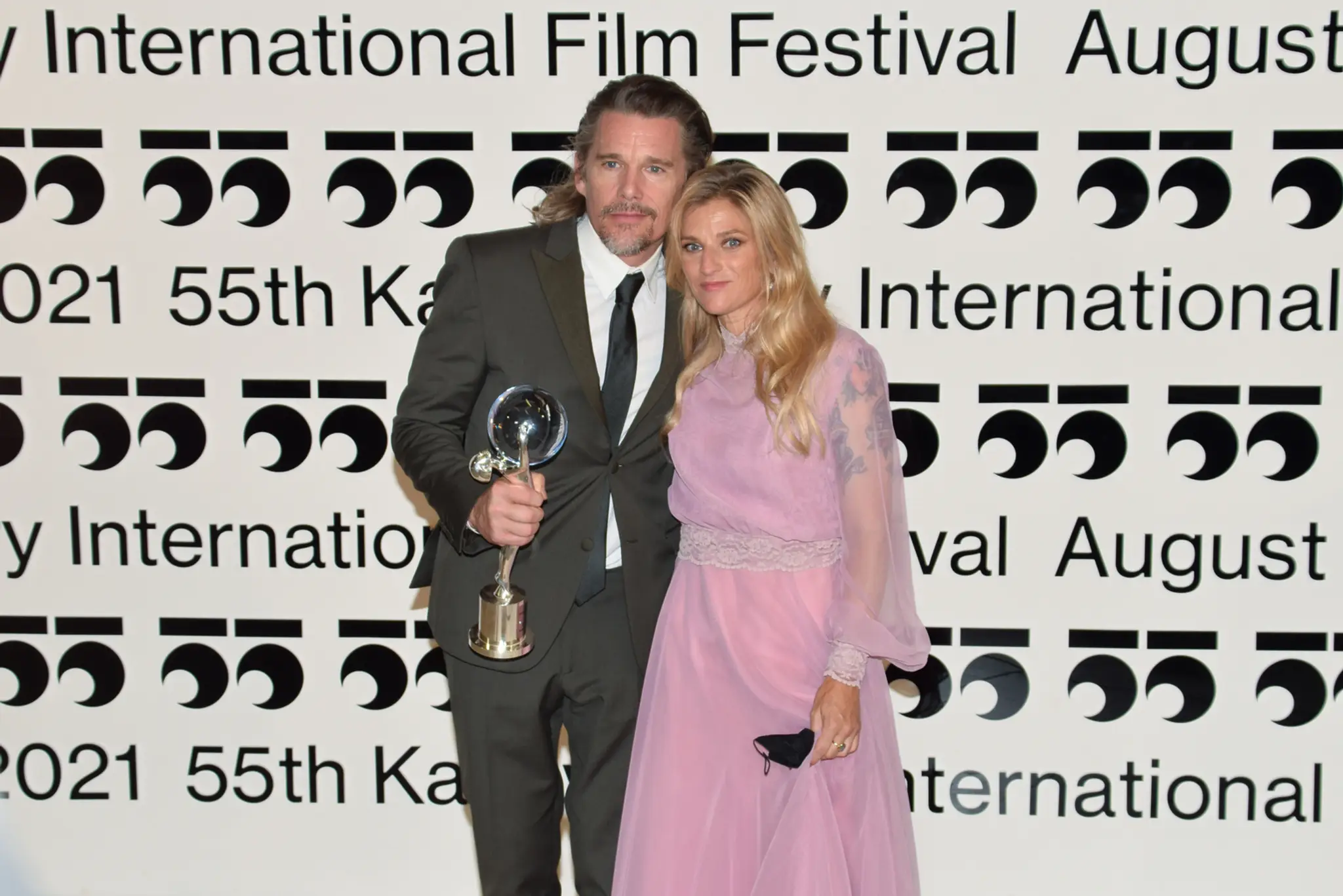 Ethan Hawke s manželkou na záverečnom ceremoniáli 55. ročníka MFF KV