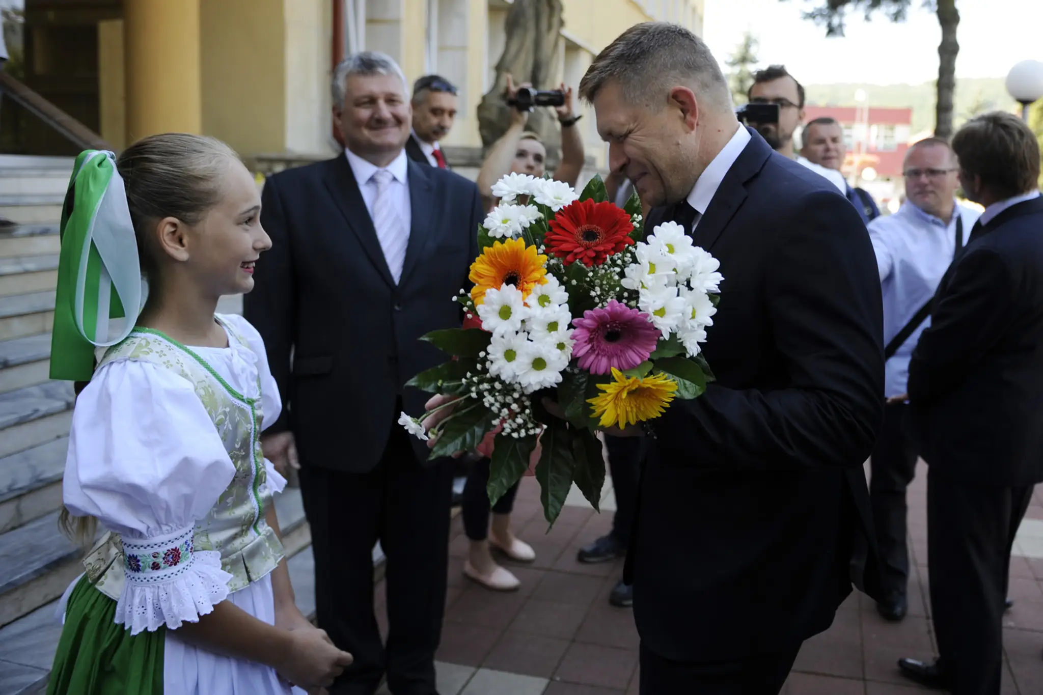 Na snímke privítanie predsedu vlády SR Roberta Fica pred výjazdovým rokovaním vlády vo Svidníku.