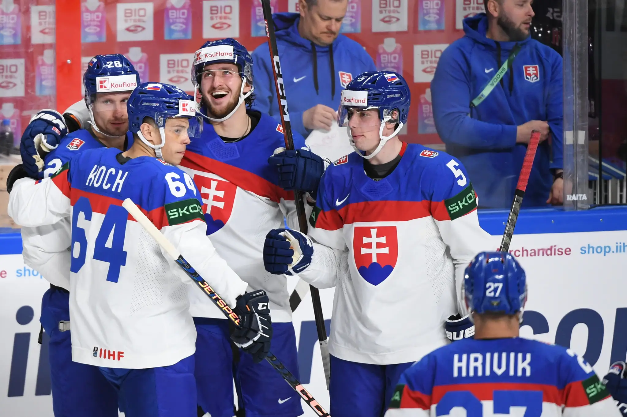 Na snímke gólová radosť hráčov Slovenska po góle Richarda Pánika.