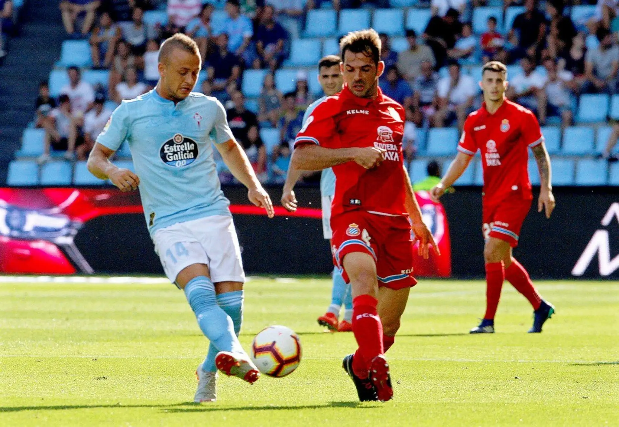 Stano lobotka (Celta Vigo) v súboji o loptu s Victorom Sanchezom (Espanol).