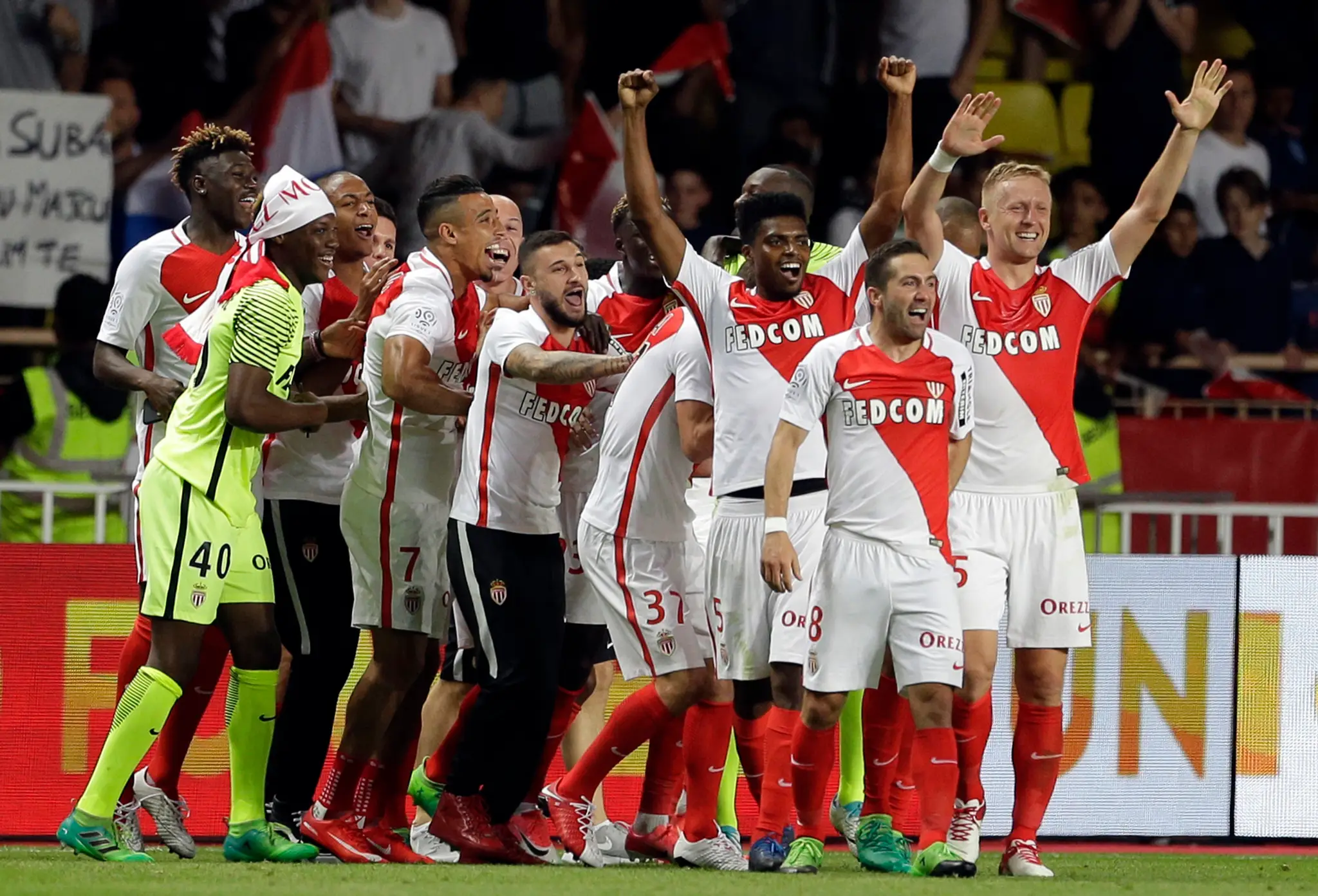 Nadšenie hráčov AS Monaco po získaní francúzskeho titulu.
