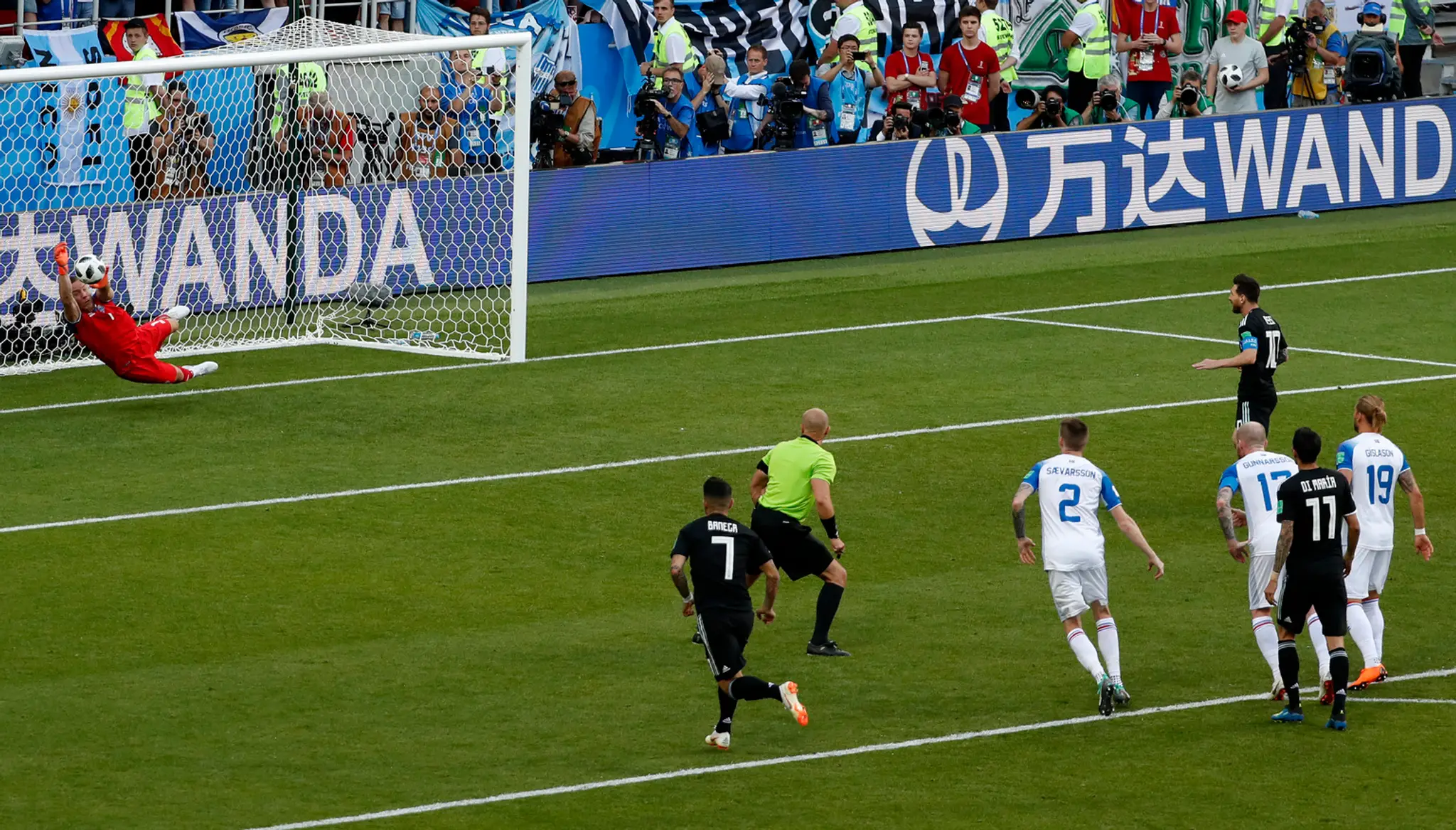 Islandský brankár Hannes Halldorsson chytil Messiho penaltu.
