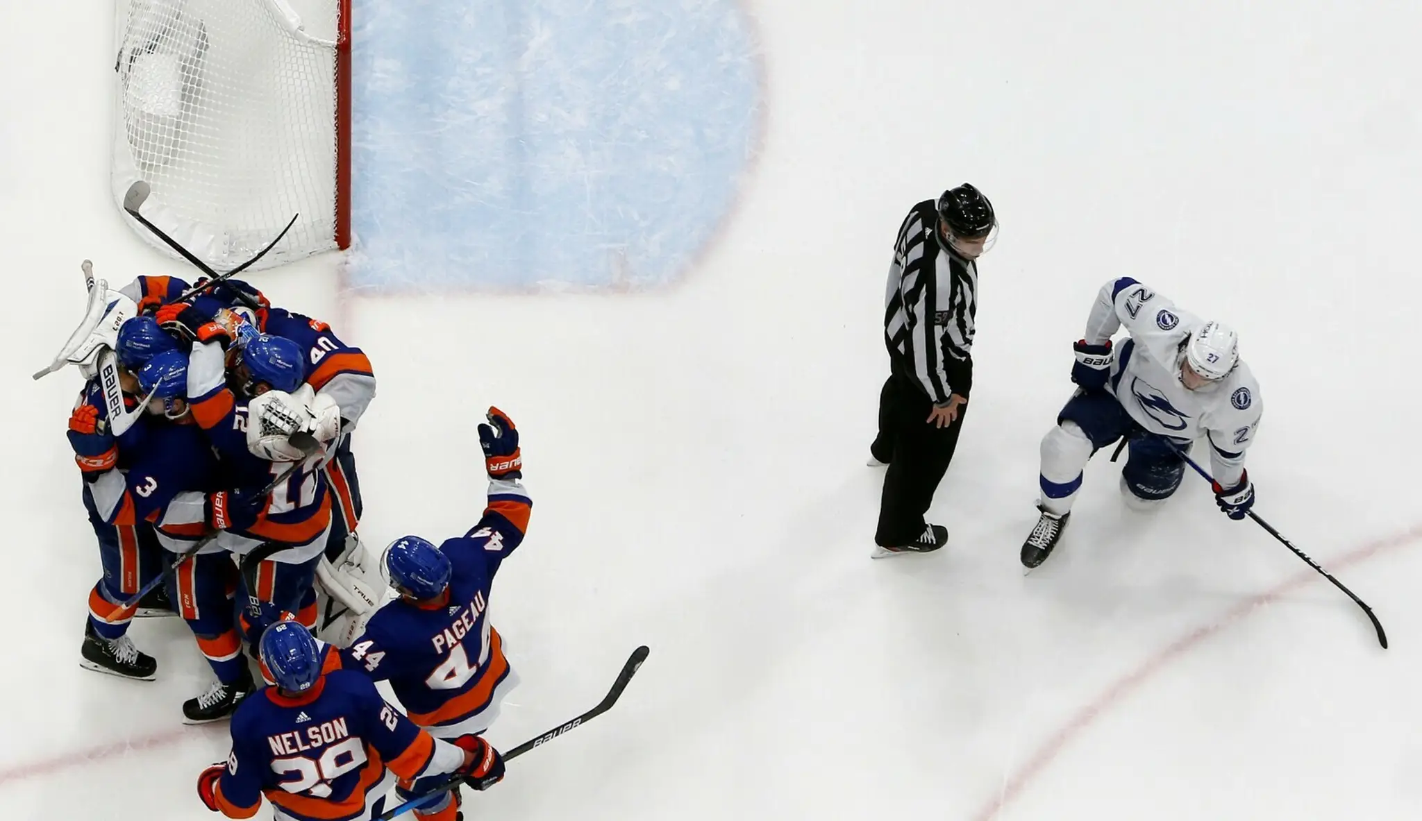 Radosť hráčov NY Islanders po záverečnej siréne.
