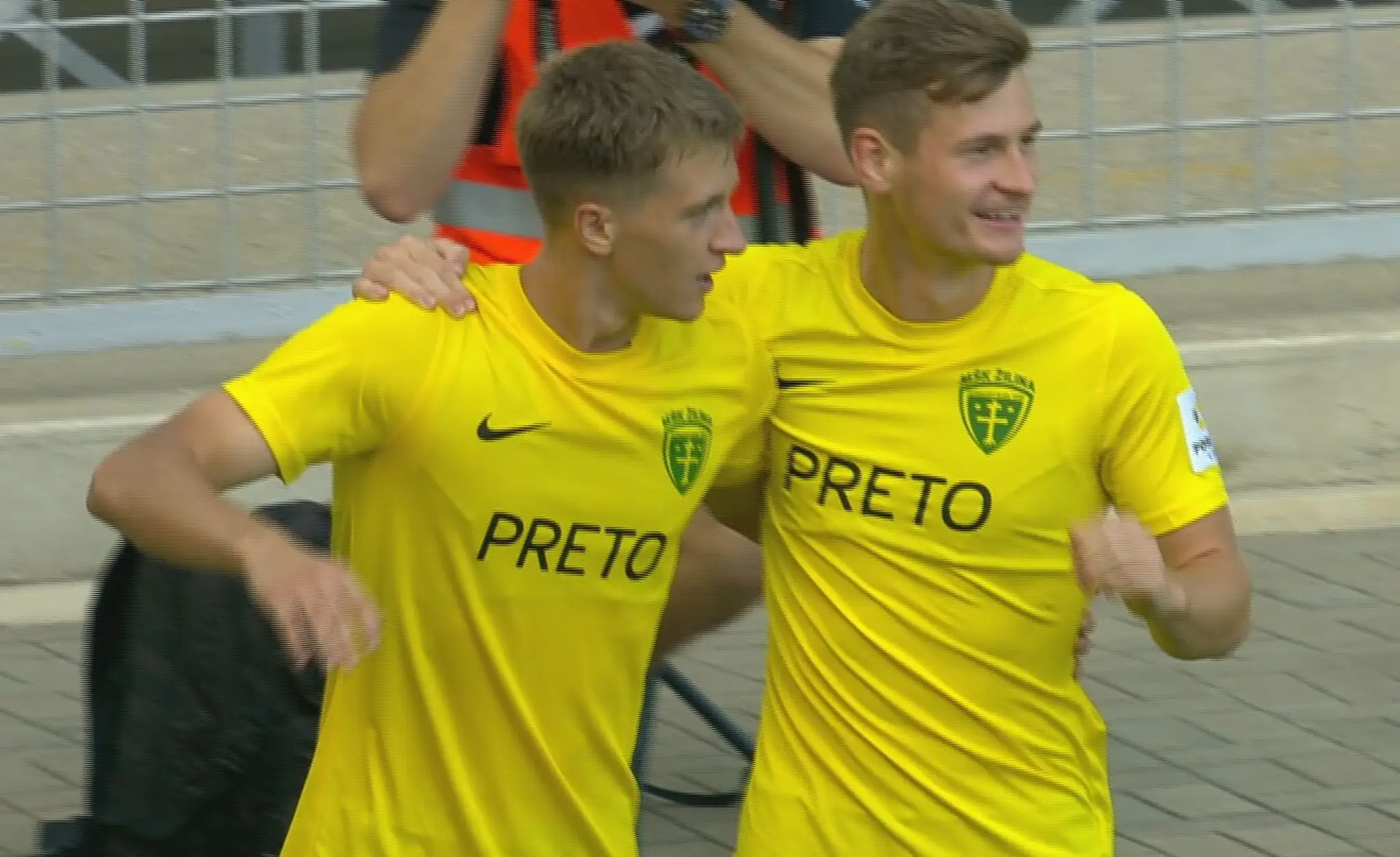 Hráči Žiliny oslavujú gól proti Michalovciam.