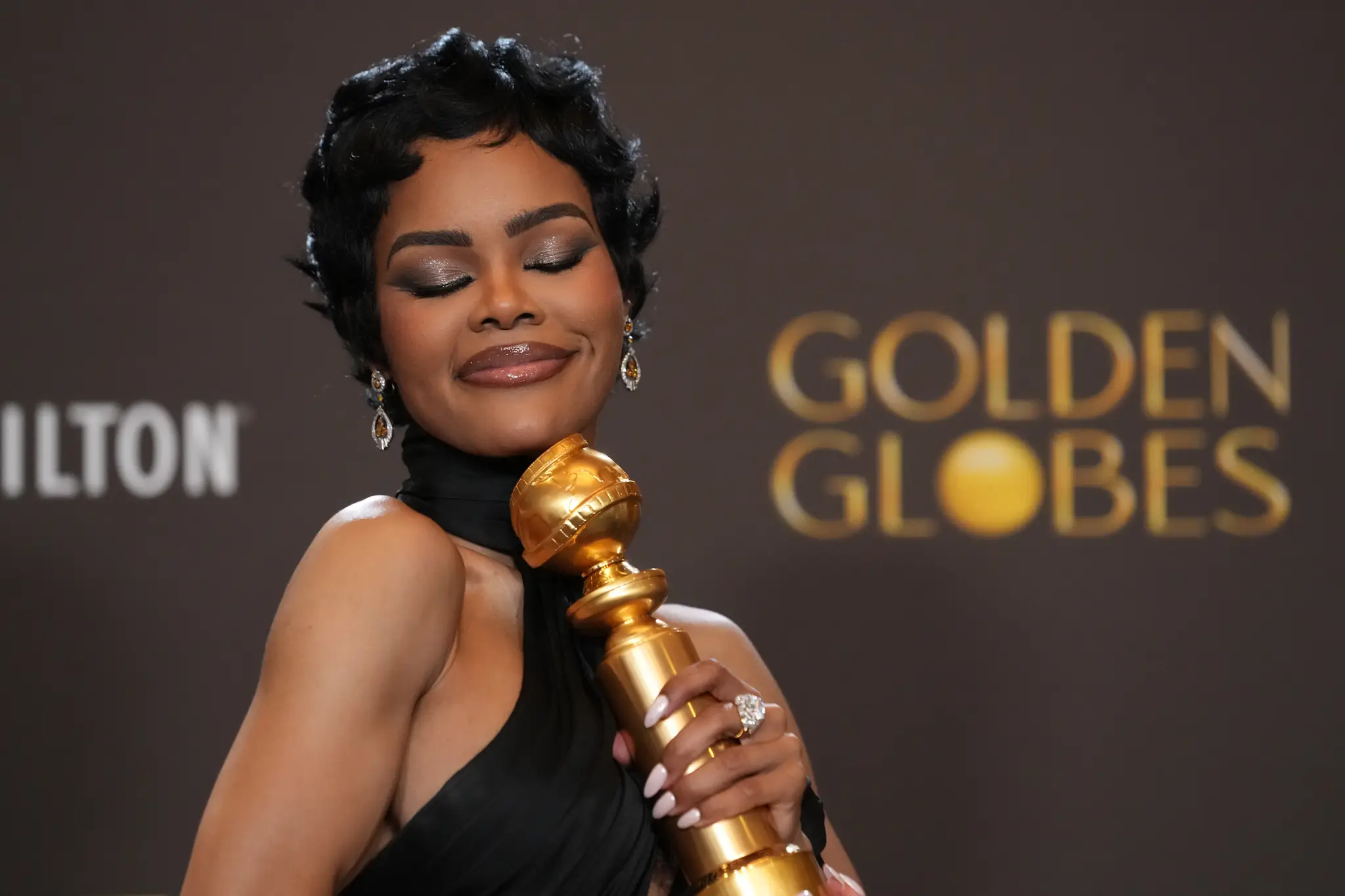 Na snímke speváčka a herečka Teyana Taylorová pózuje fotografom z ocenením pre najlepší herecký výkon vo vedľajšej úlohe vo filme „One Battle After Another“ (Jedna bitka za druhou)