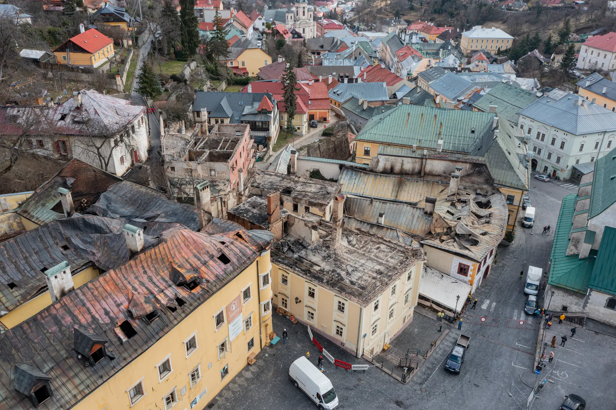 Letecká snímka historických budov po požiari v centre mesta Banská Štiavnica.