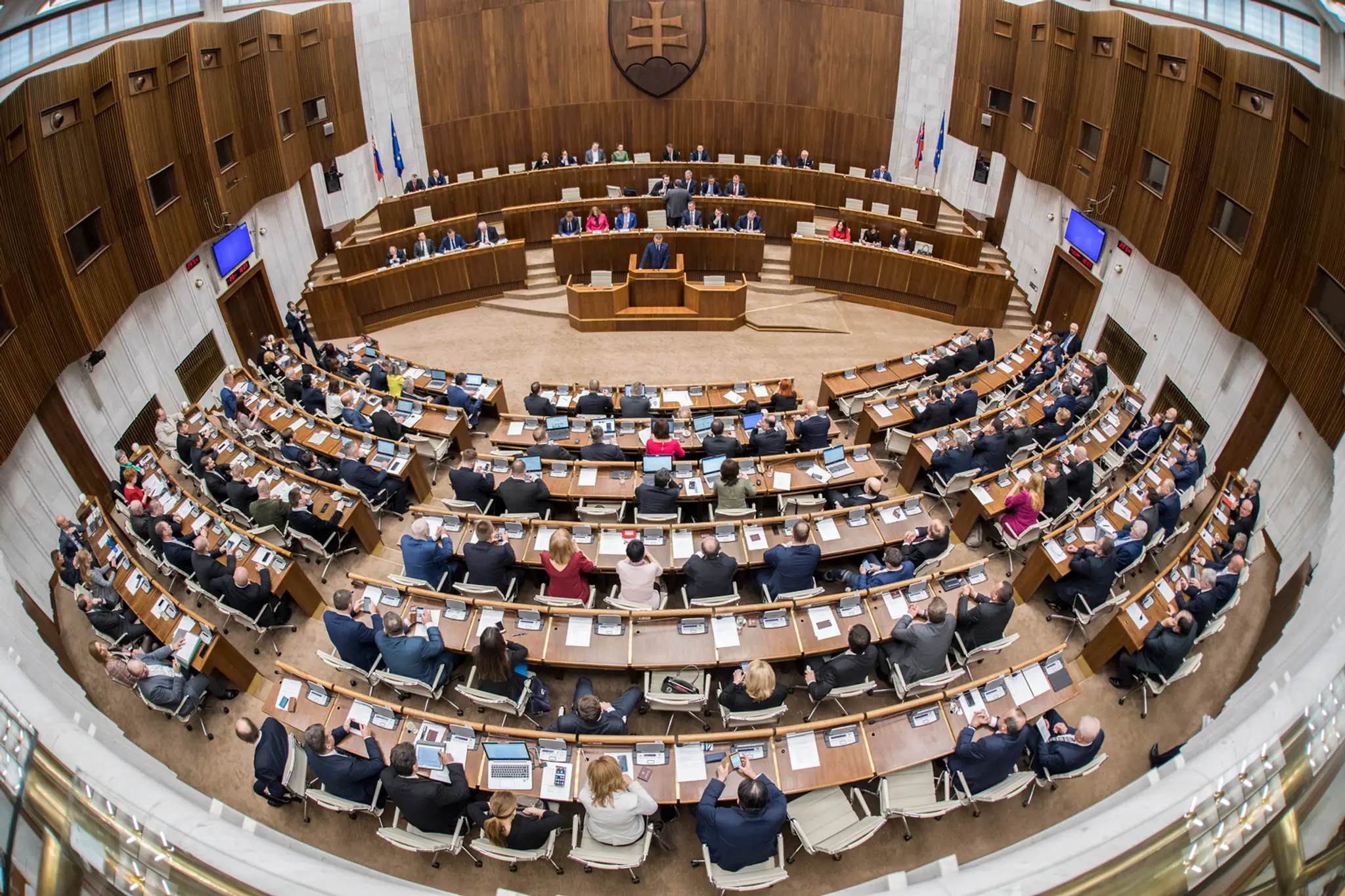 Na snímke poslanci počas 30. schôdze NR SR 