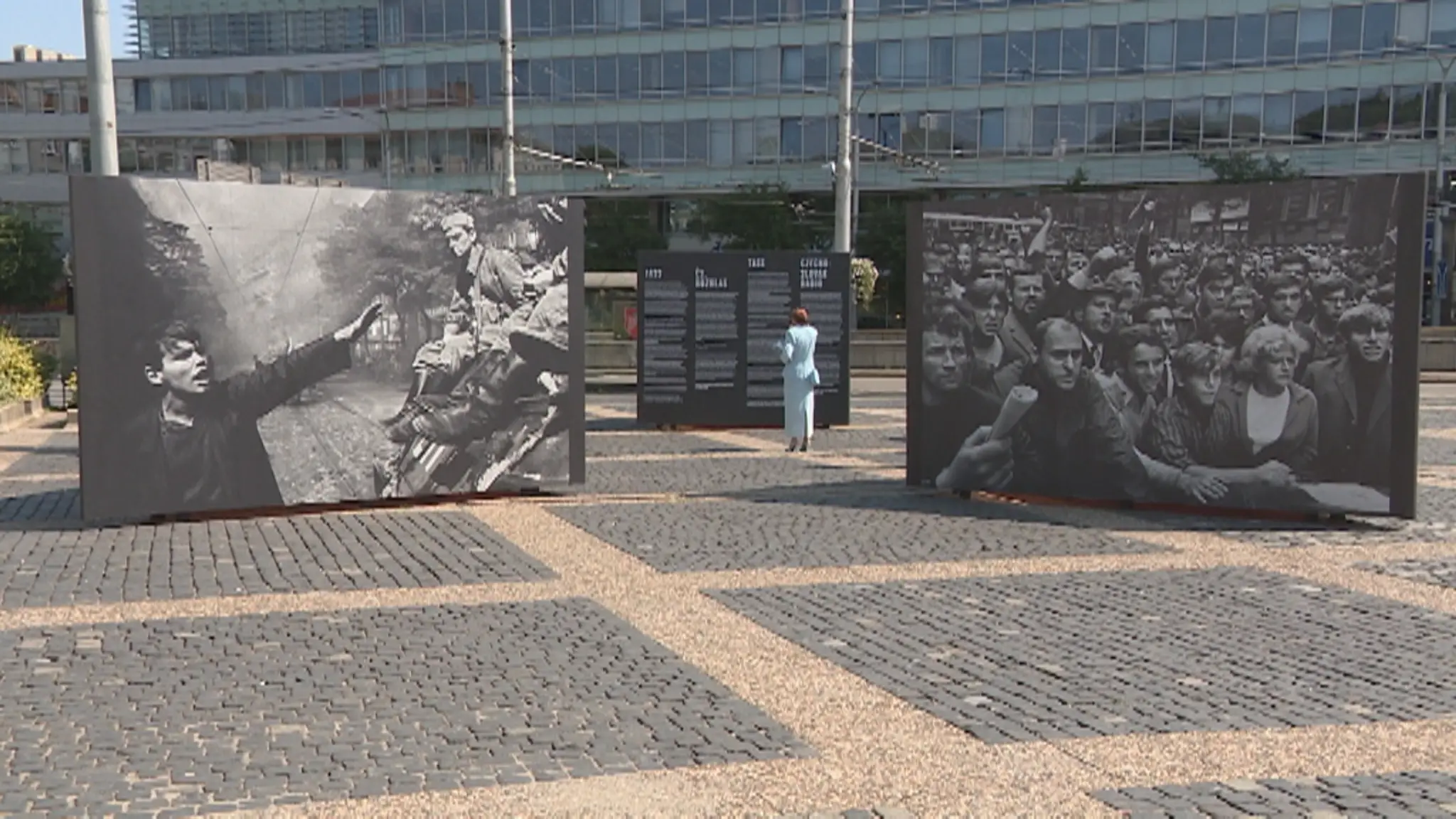 Vpád okupantov v auguste 1968 a občiansky odpor pripomínajú výstavy fotografií v piatich slovenských mestách. 