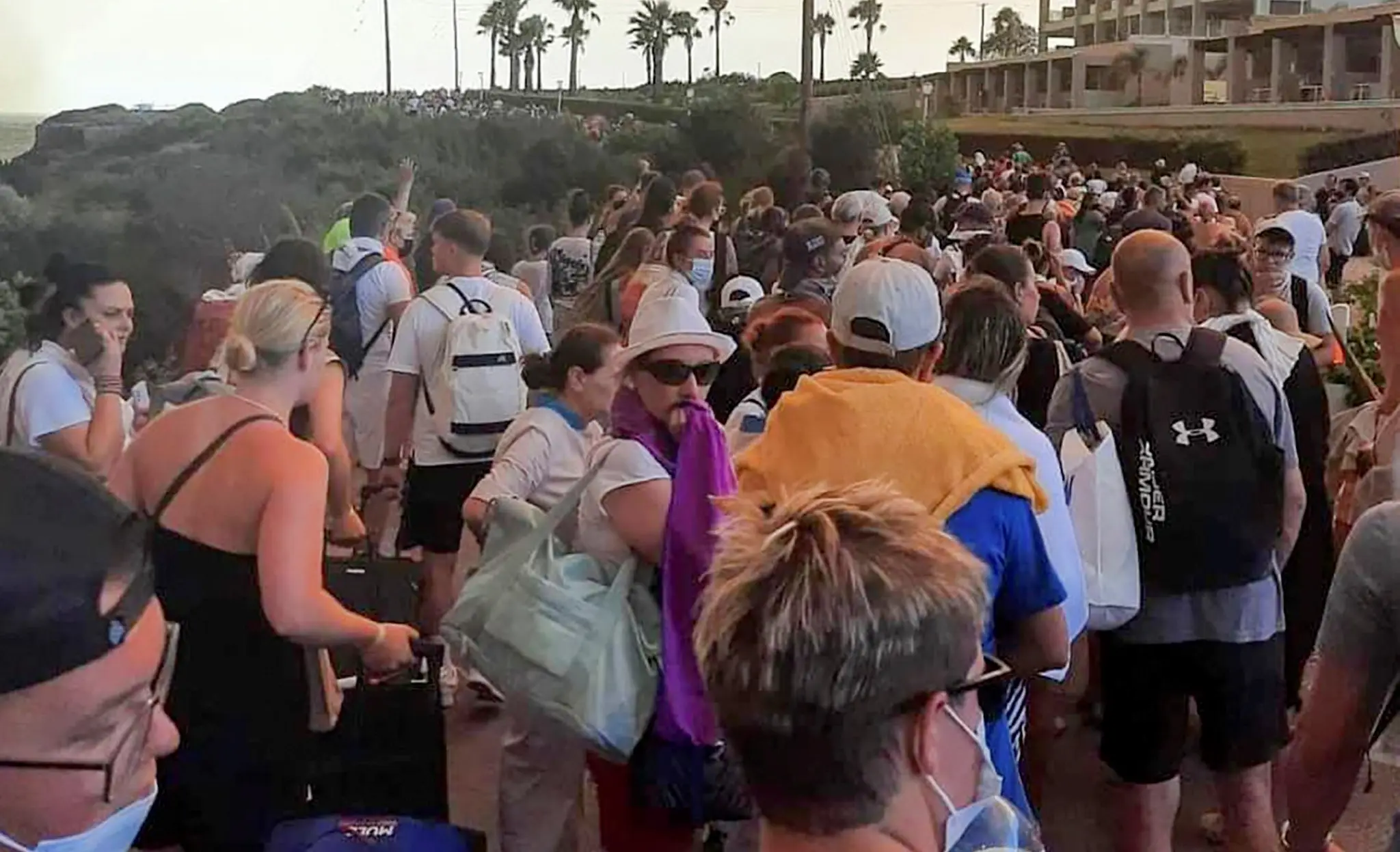 Evakuácia turistov z ostrova Rodos.