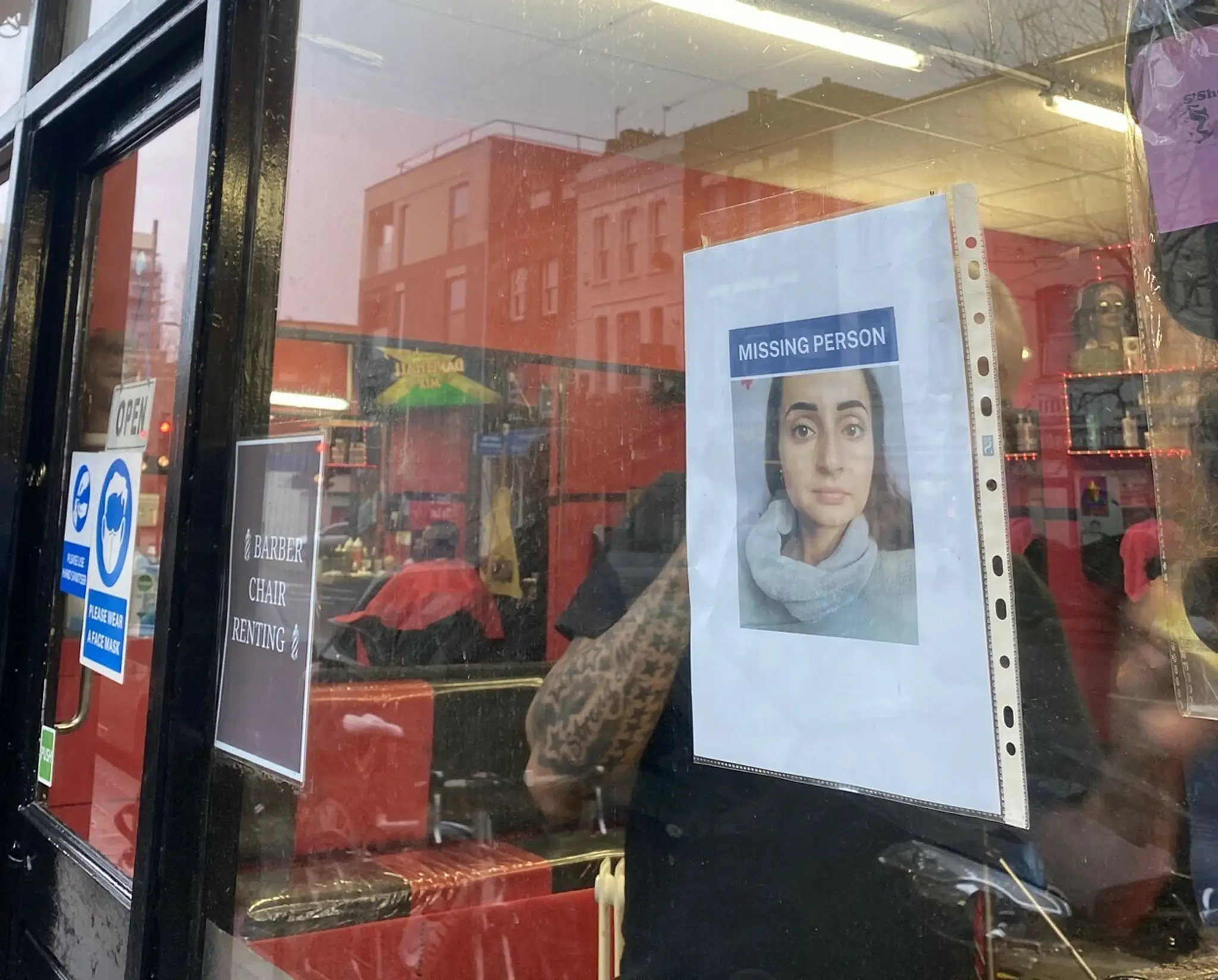 Plagát s oznamom o zmiznutí Petry Srncovej za výkladným sklom obchodu v Camberwelle.