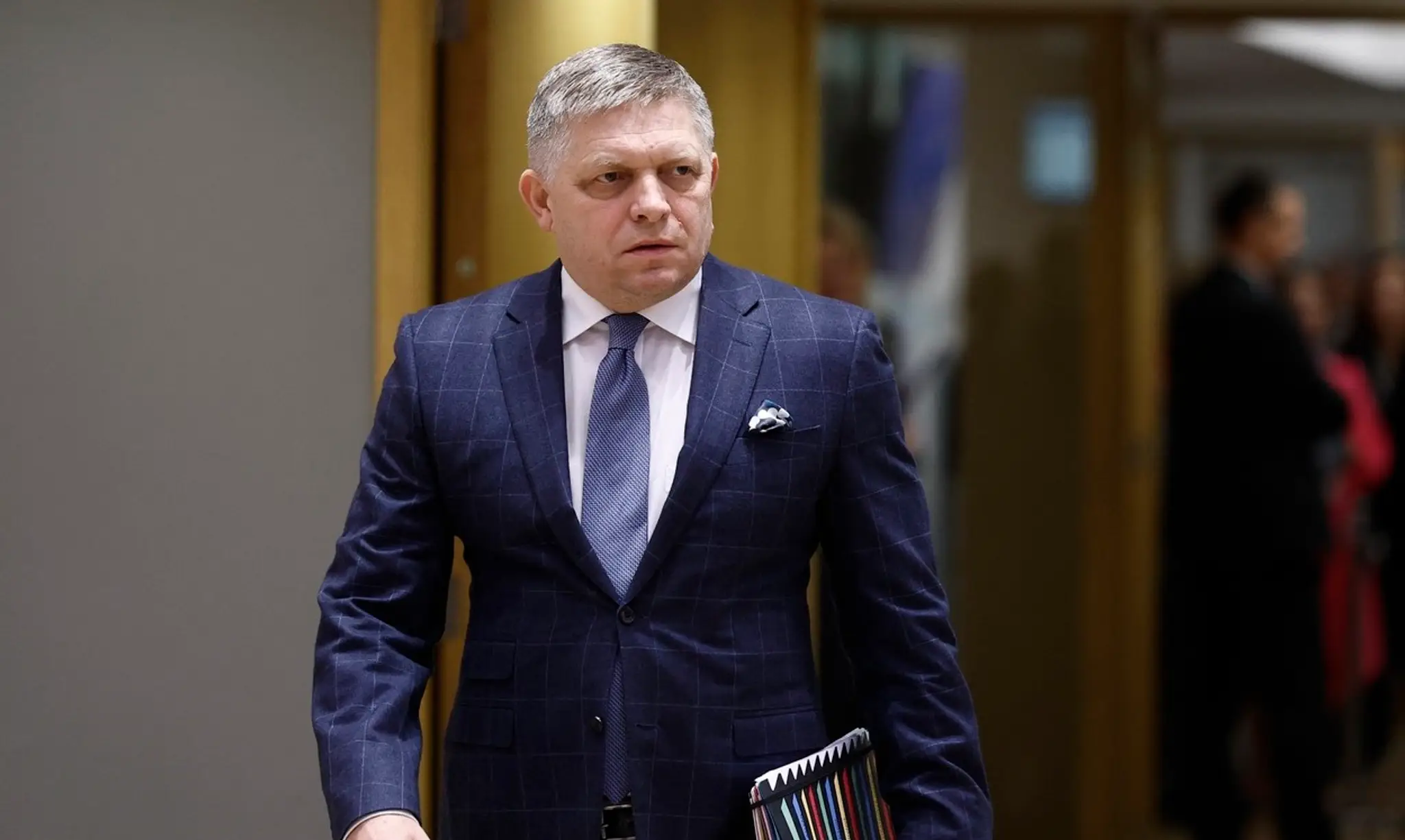 Slovenský premiér Robert Fico počas rokovania za okrúhlym stolom na summite EÚ.