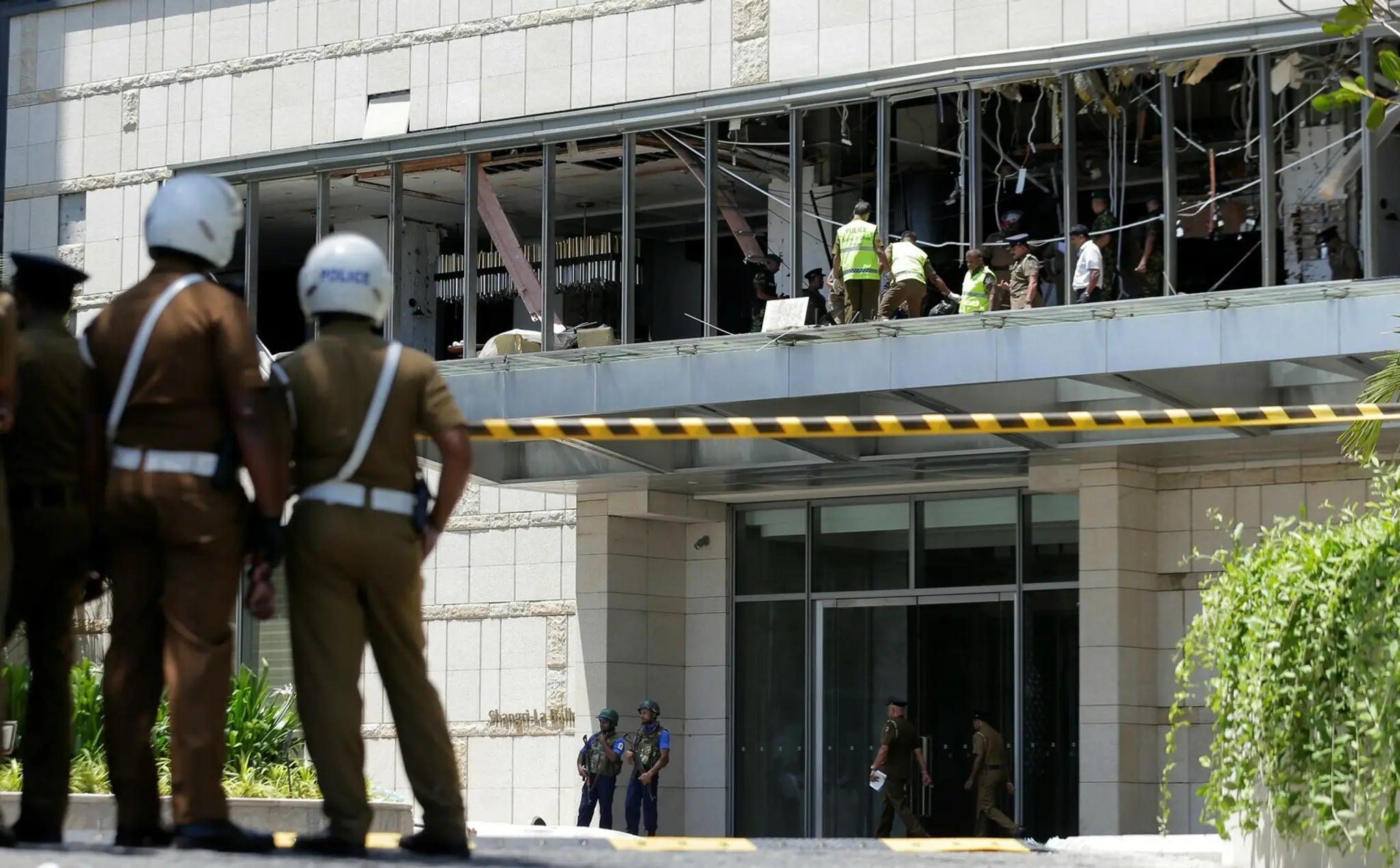 Policajti a forenzní experti vyšetrujú v hoteli Shangri-la po výbuchu v Kolombe.