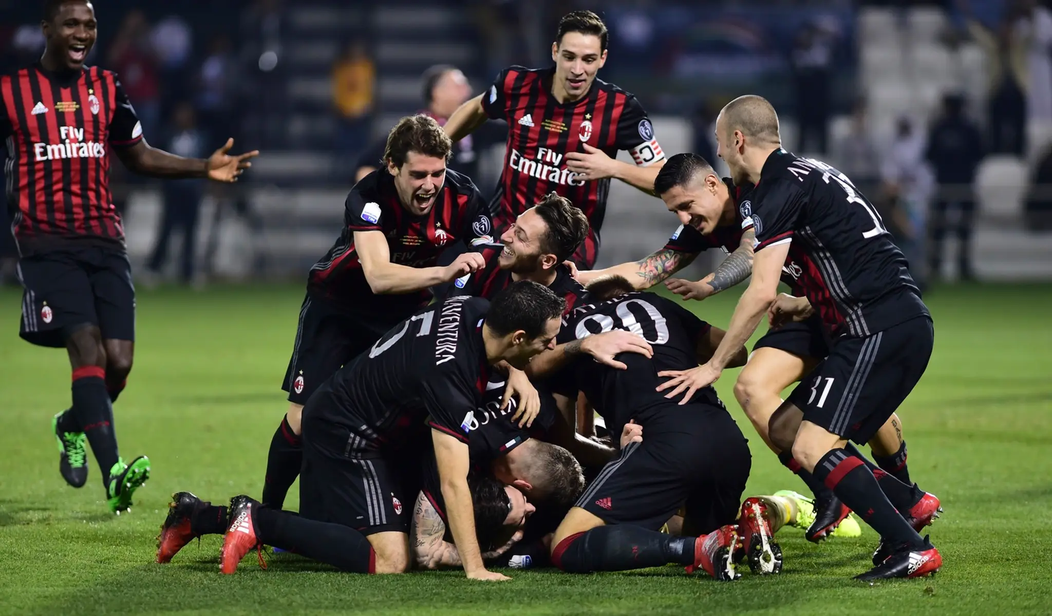 Hráči AC Milána sa radujú zo zisku Superpohára