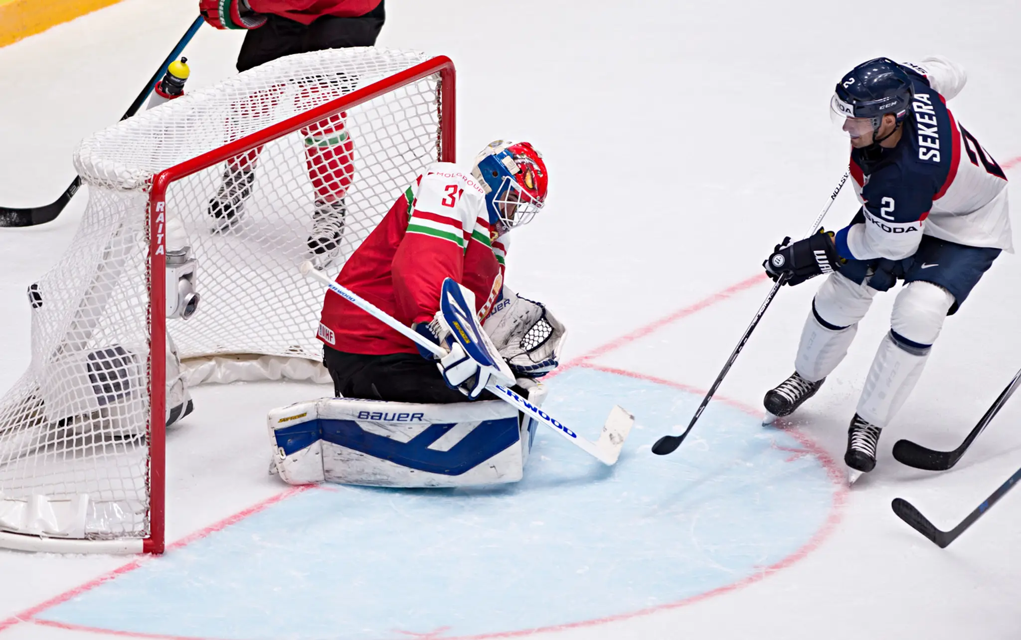 Andrej Sekera strieľa tretí náš gól počas nášho úvodného duelu na MS v Rusku proti Maďarsku.