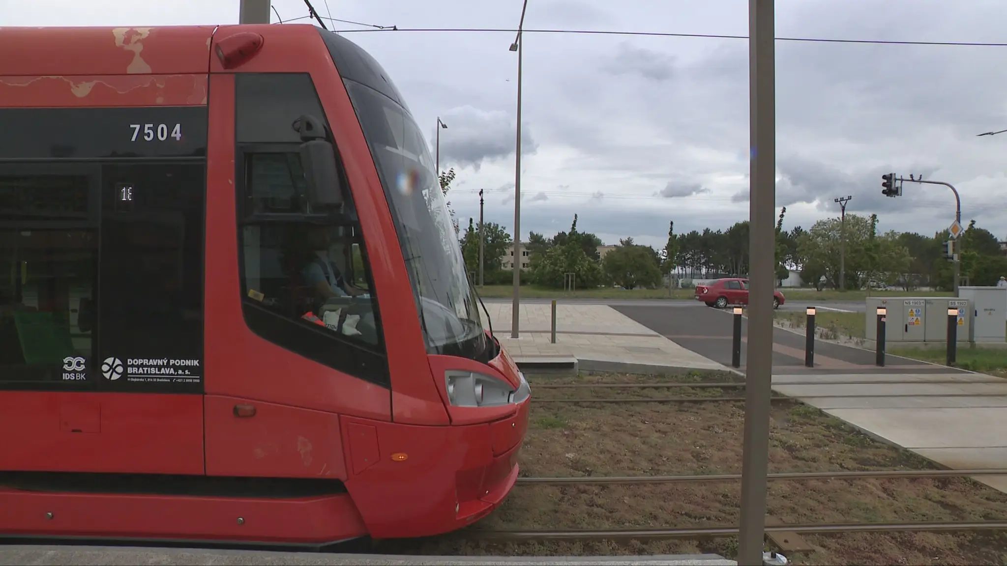 chodci a električky