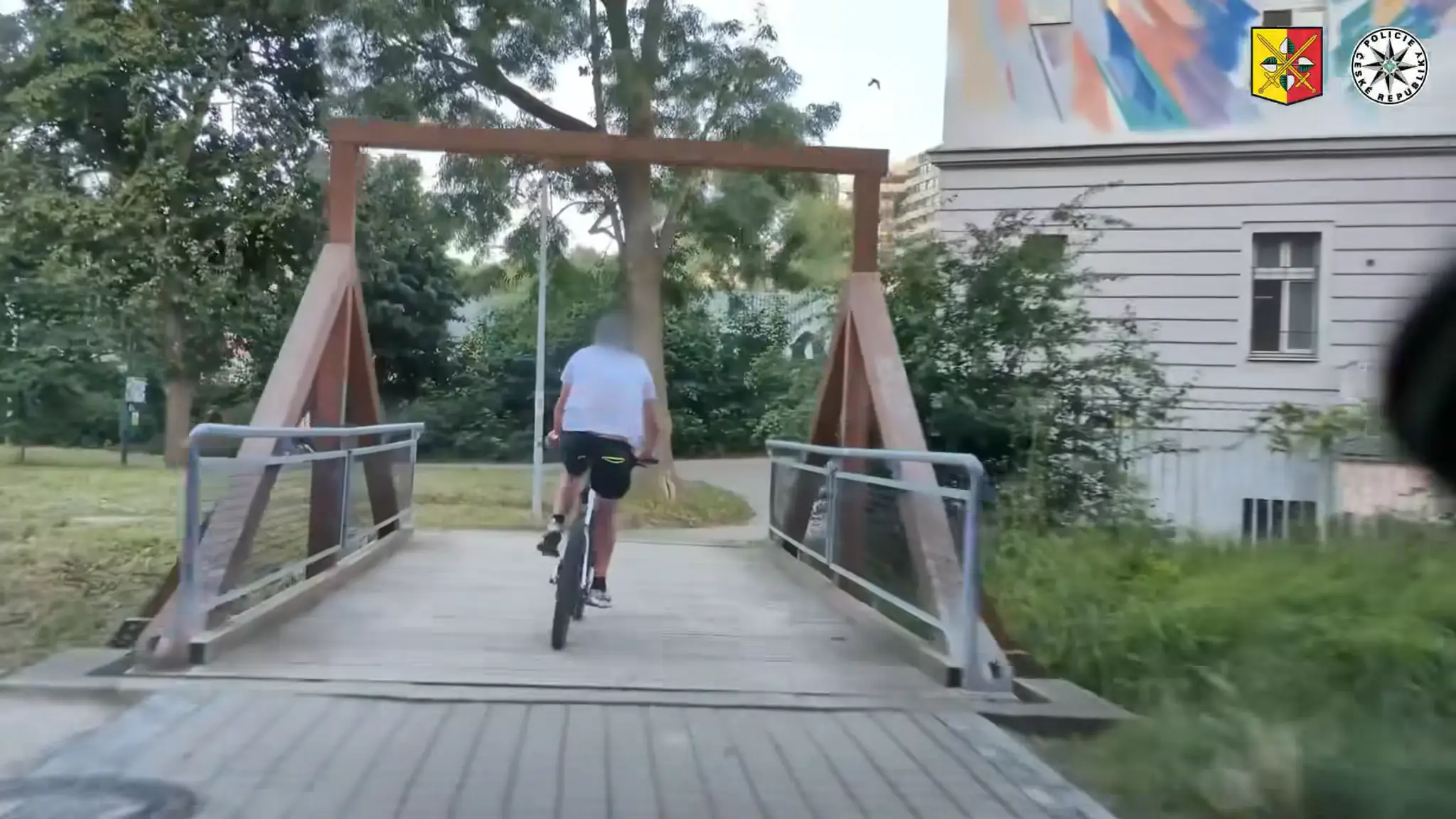 Policajti naháňali muža na bicykli