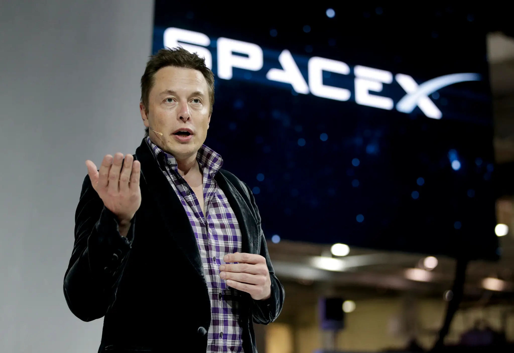 Na snímke zakladateľ spoločnosti SpaceX Elon Musk reční počas predstavenia vesmírnej lode Dragon V2 v americkom Hawthorne.