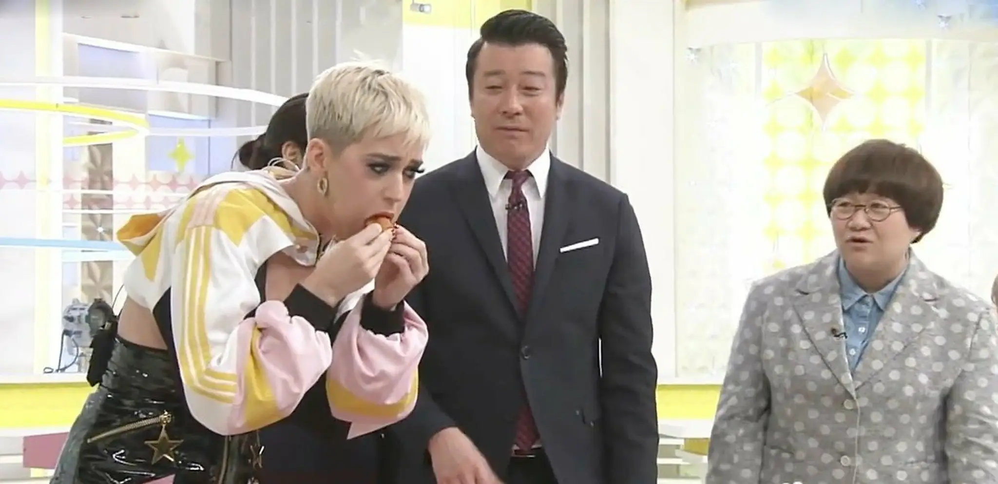 Katy Perry si do úst napchala naraz sedem kuracích nugetiek