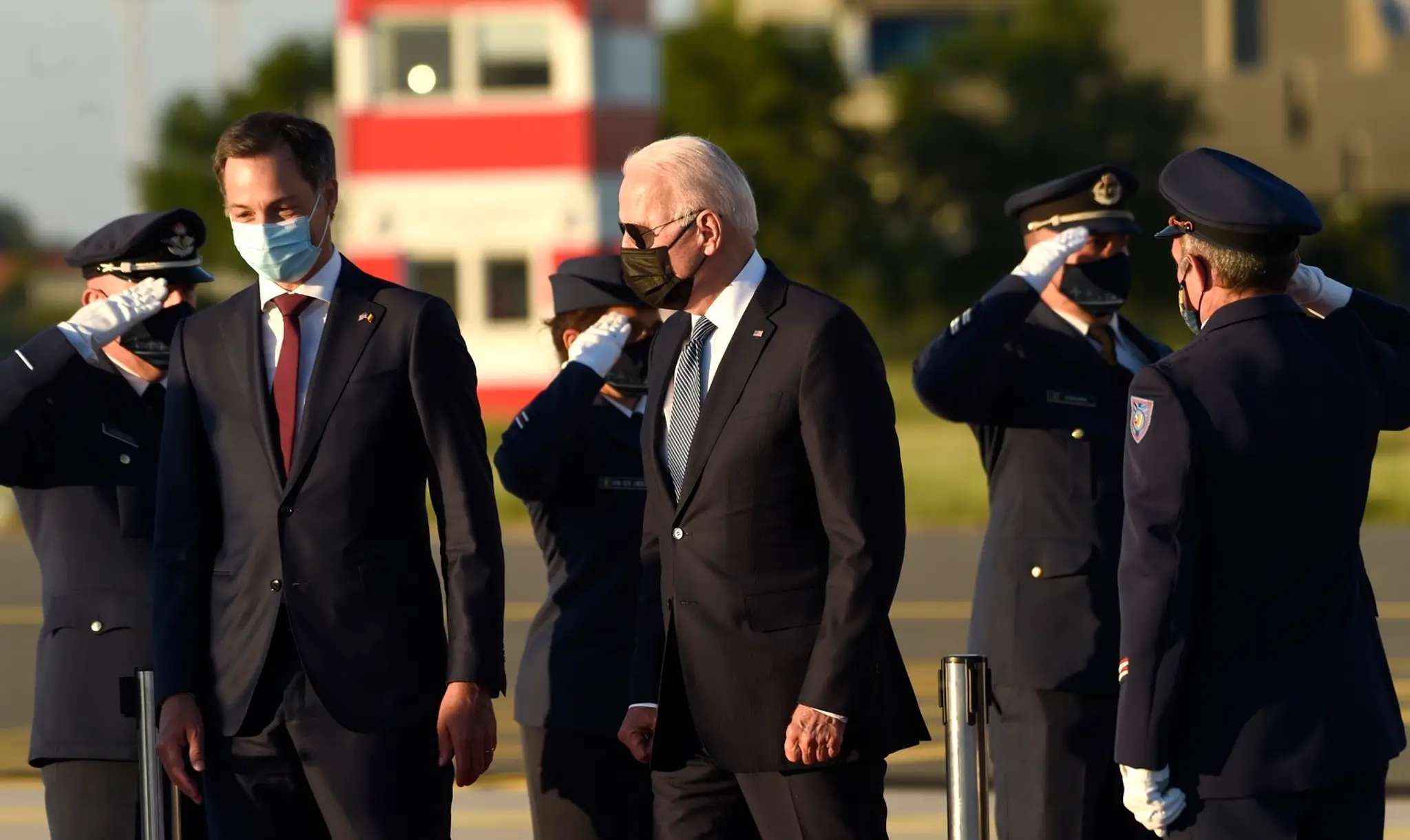 President Joe Biden na letisku v Bruseli s premiérom Alexandrom De Crooom.