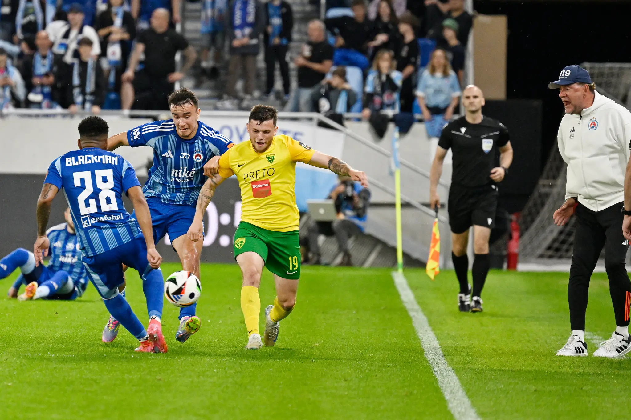 Na snímke zľava Cesar Blackman, David Strelec (obaja Slovan), Samuel Kopásek (Žilina)