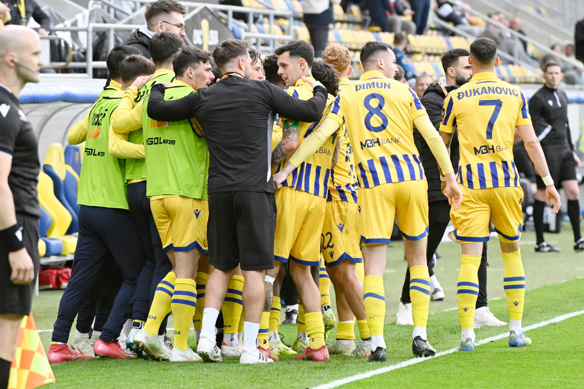  Na snímke futbalisti Dunajskej Stredy sa tešia z tretieho gólu.