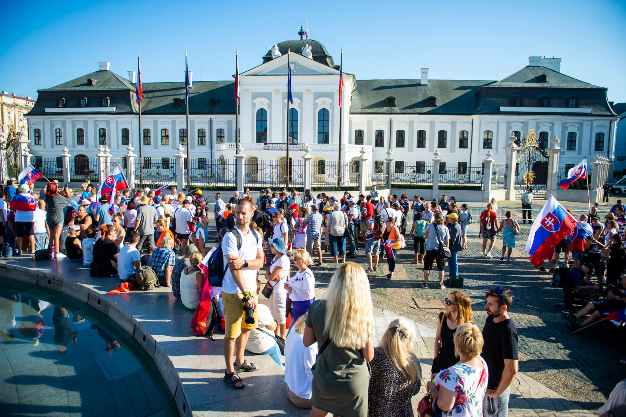 Protest pred Prezidentským palácom v Bratislave
