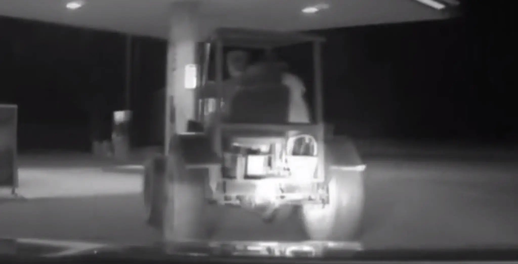 Polícia naháňala malotraktor.