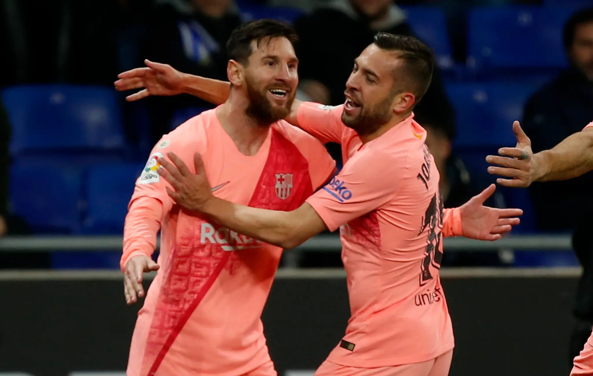 Lionel Messi a Jordi Alba oslavujú gól proti Espanyolu.