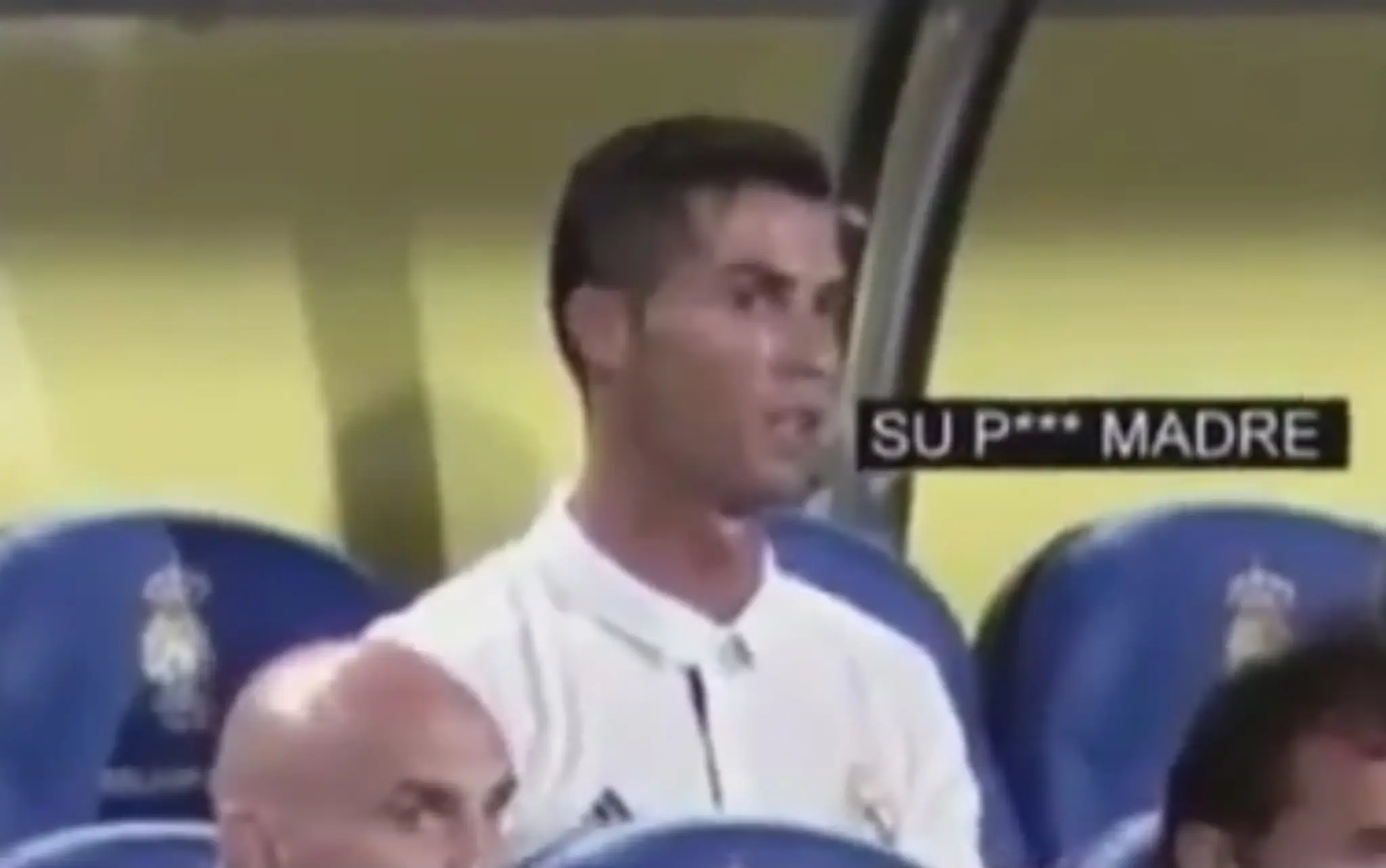 Nahnevaný Cristiano Ronaldo na lavičke Realu Madrid.