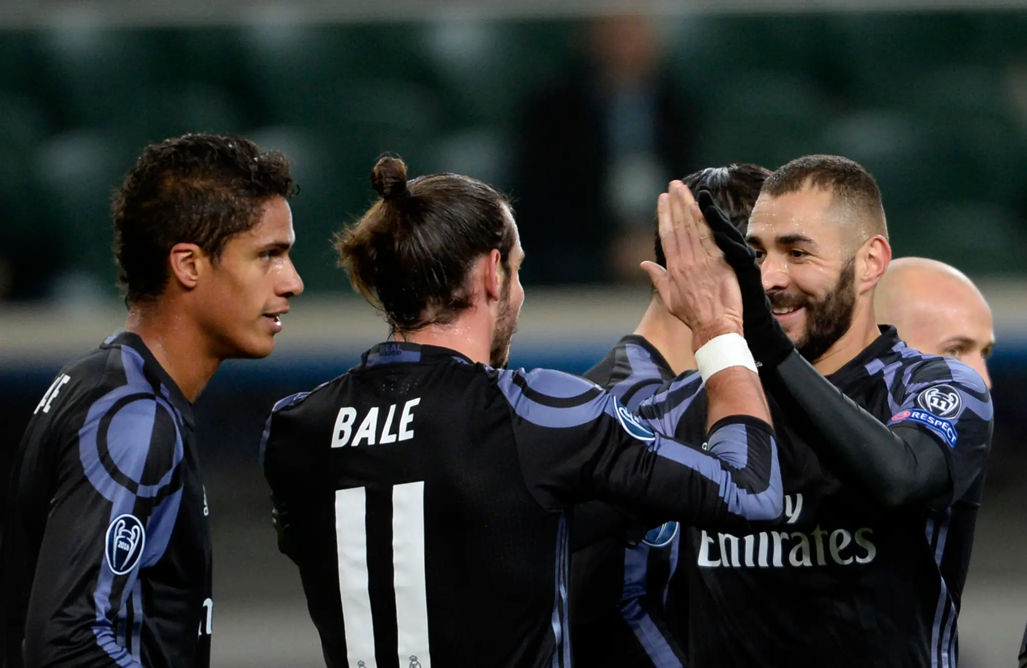 Karim Benzema (vpravo) z Realu Madrid oslavuje gól Garetha Bala (v strede) v dueli LM proti Legii Varšava.