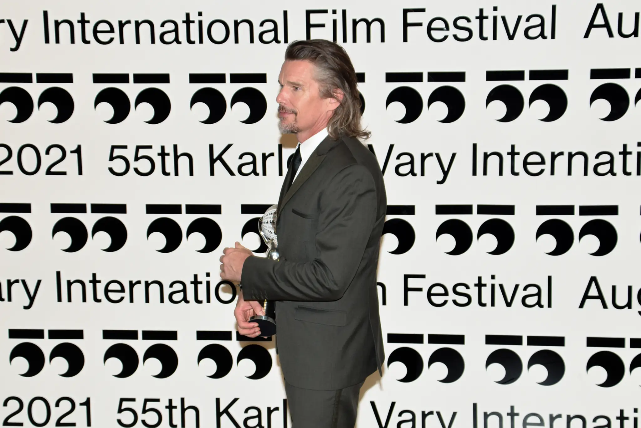 Ethan Hawke na záverečnom ceremoniáli 55. ročníka MFF KV