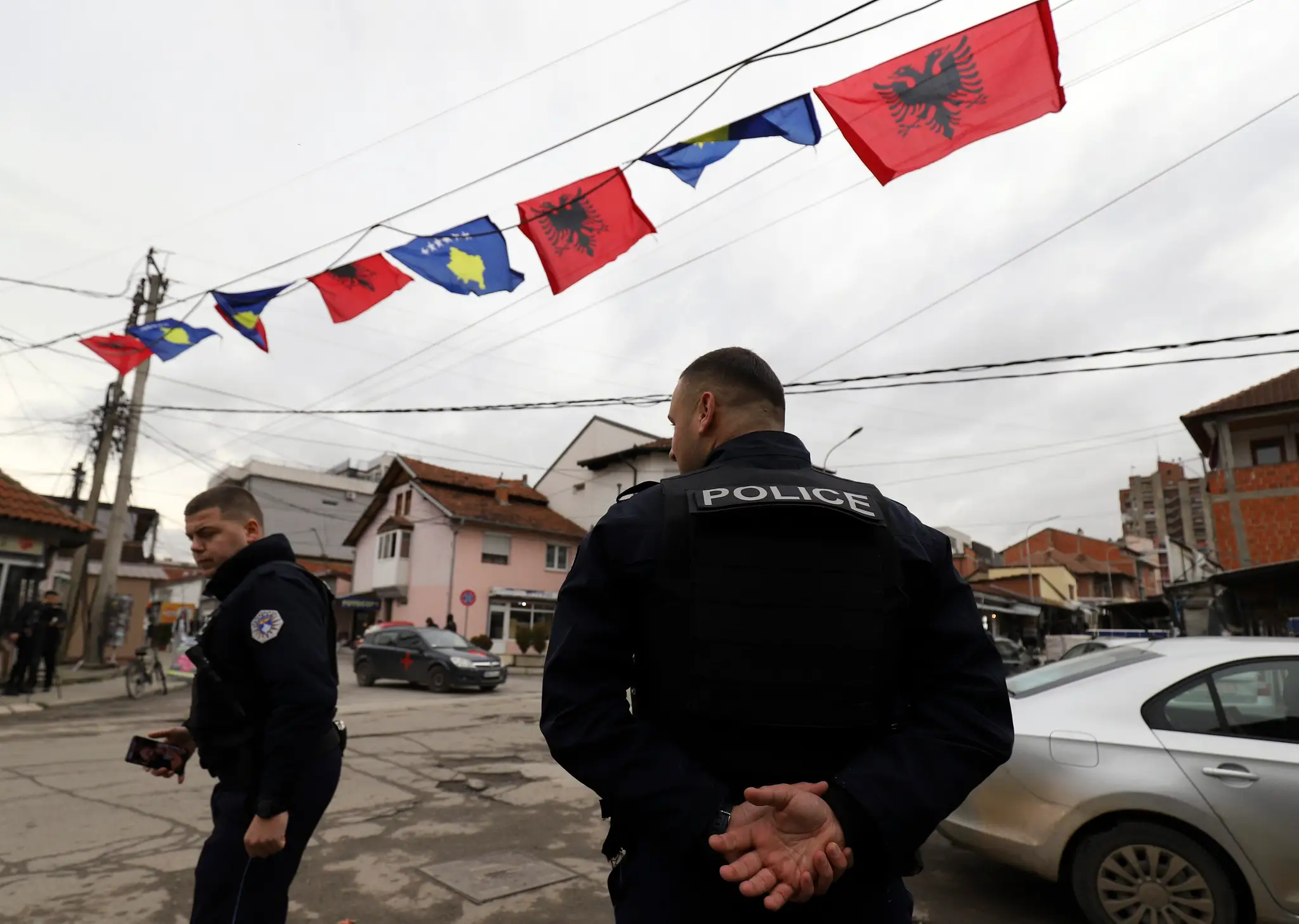 Kosovskí policajti v piatok 9. decembra 2022 strážia ulicu v severnej časti etnicky rozdeleného mesta Mitrovica v Kosove, kde dominujú Srbi