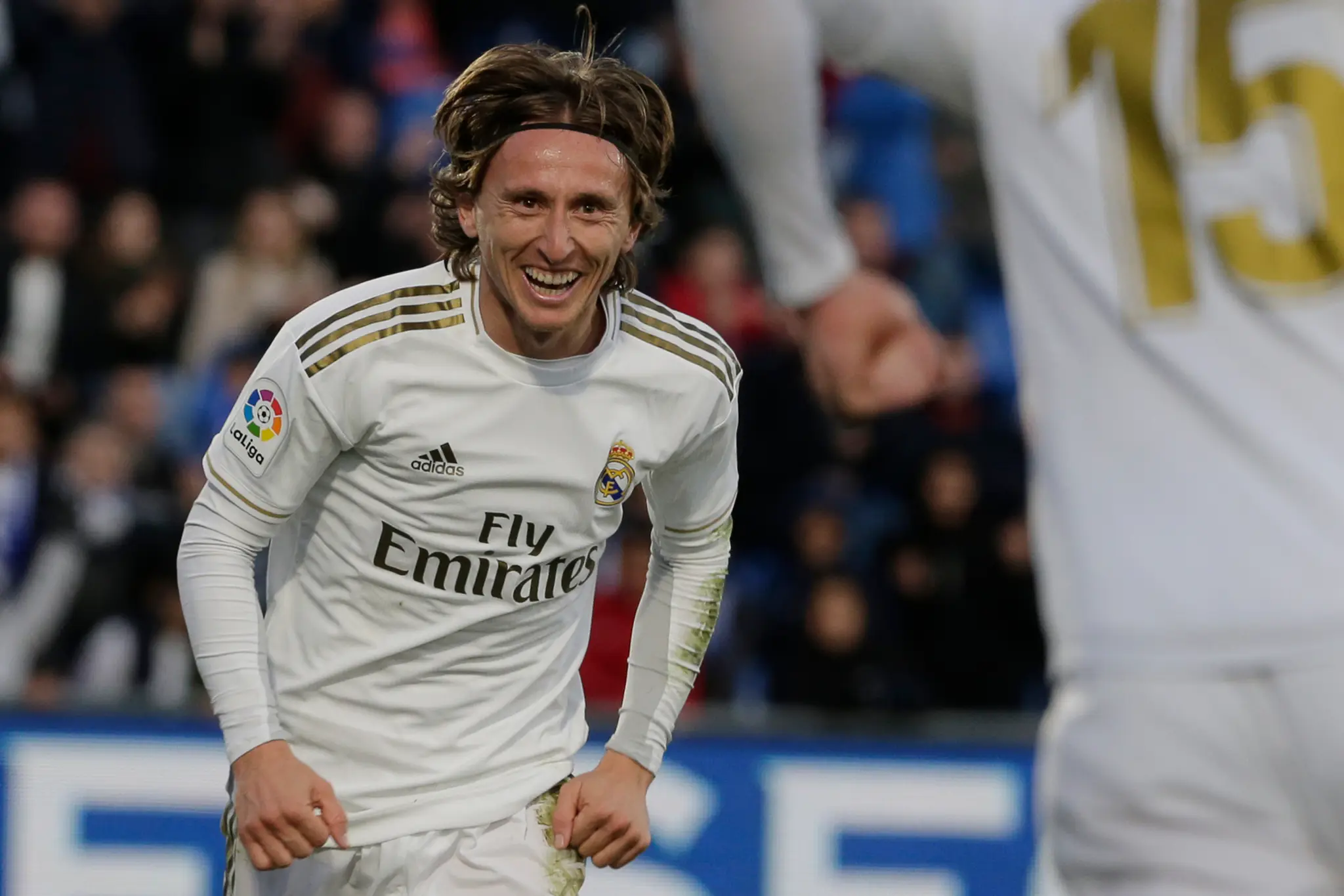 Luka Modrič z Realu Madrid oslavuje gól v dueli na pôde Getafe.