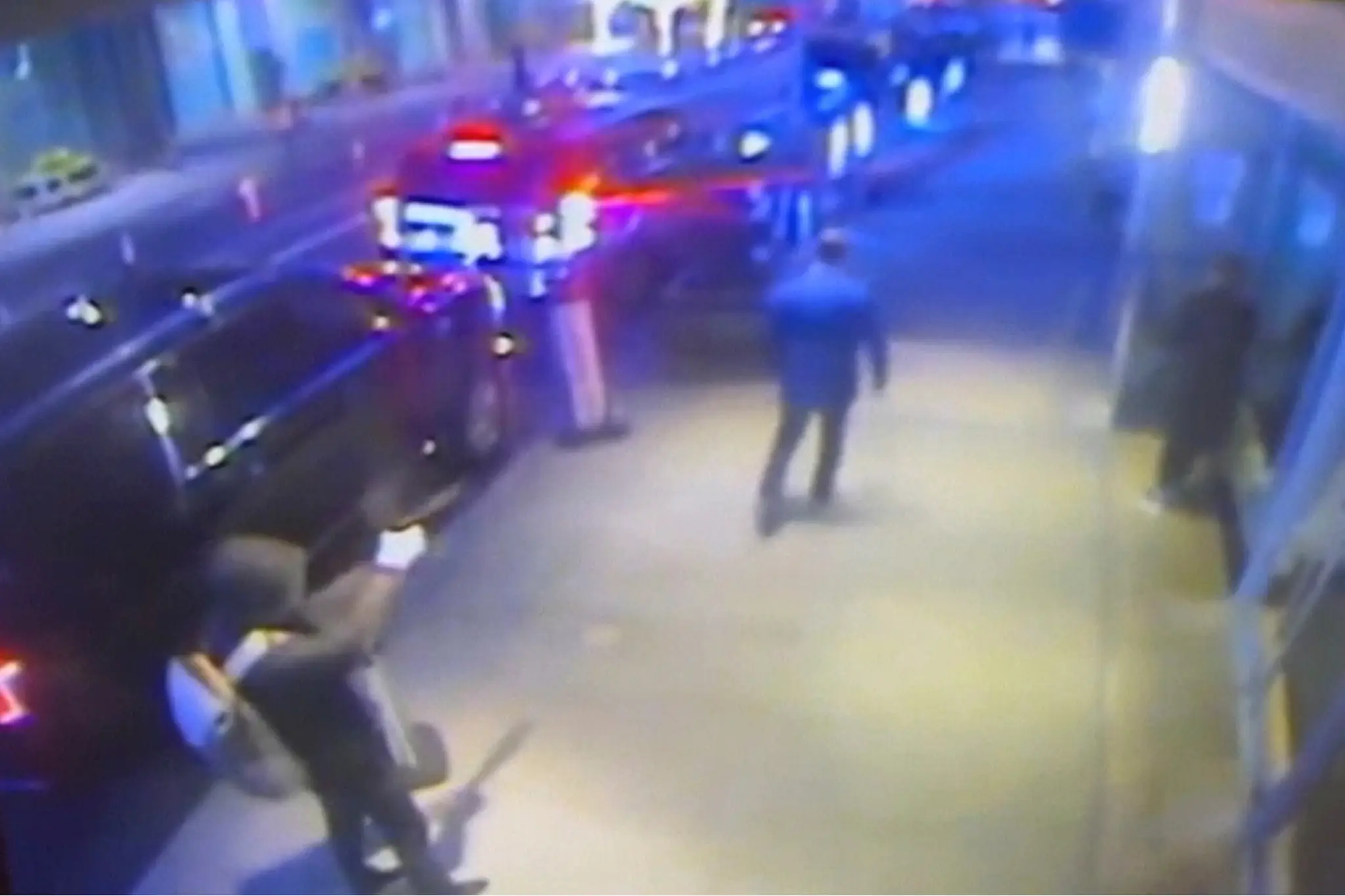 Na snímke podozrivý (vľavo), hľadaný v prípade vraždy generálneho riaditeľa UnitedHealthcare Briana Thompsona (uprostred) pred hotelom na Manhattane.