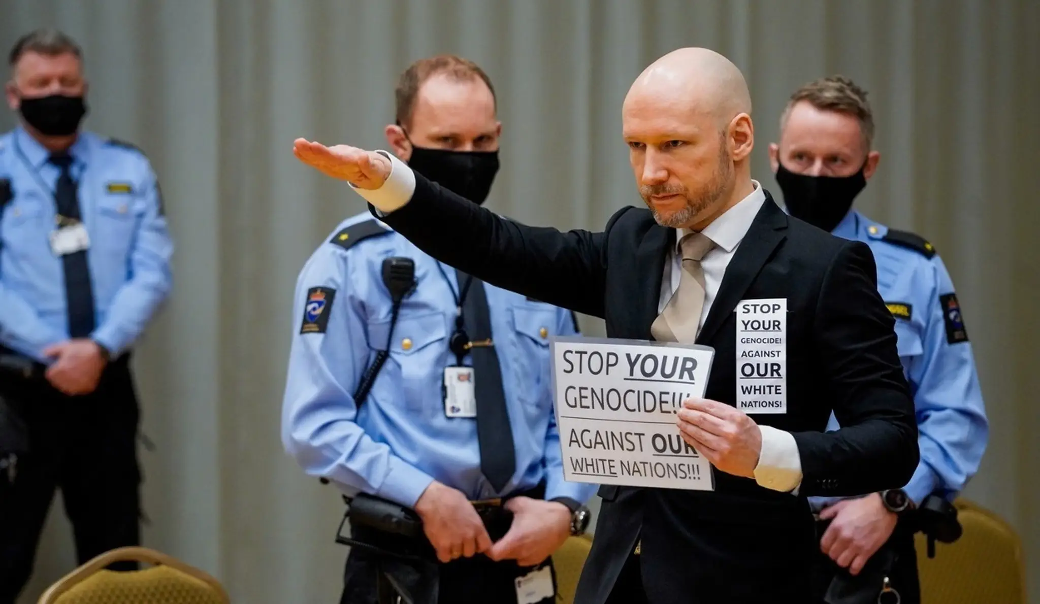 Breivik (42), ktorý si odpykáva trest za zabitie 77 ľudí v júli 2011, počas pojednávania prezentoval svoje krajine pravicové náz