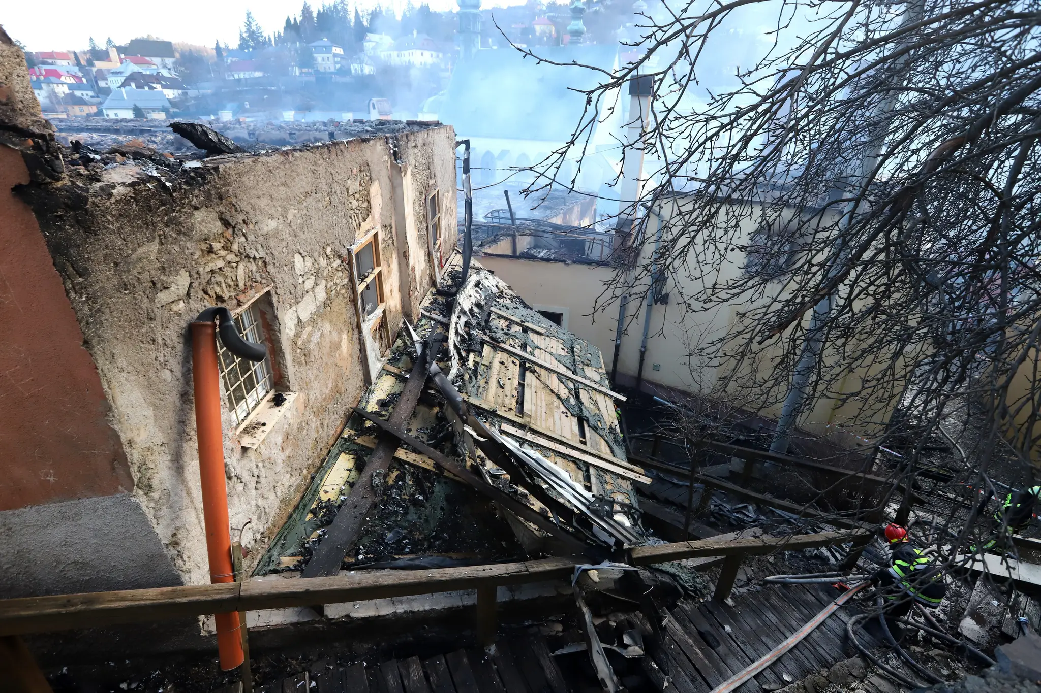 Zničené budovy po požiari v Banskej Štiavnici.